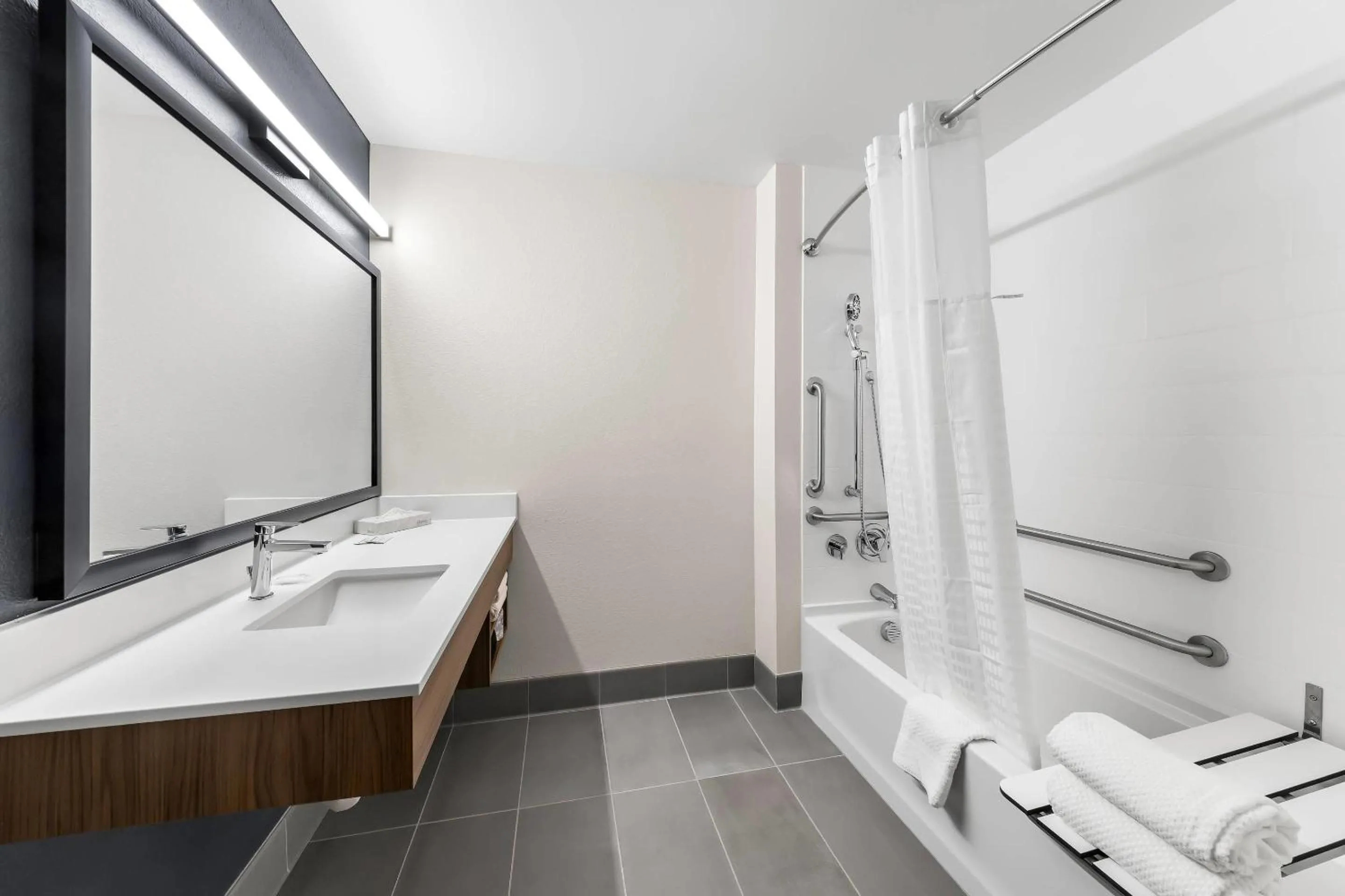 Bathroom in Everhome Suites San Bernardino - Loma Linda