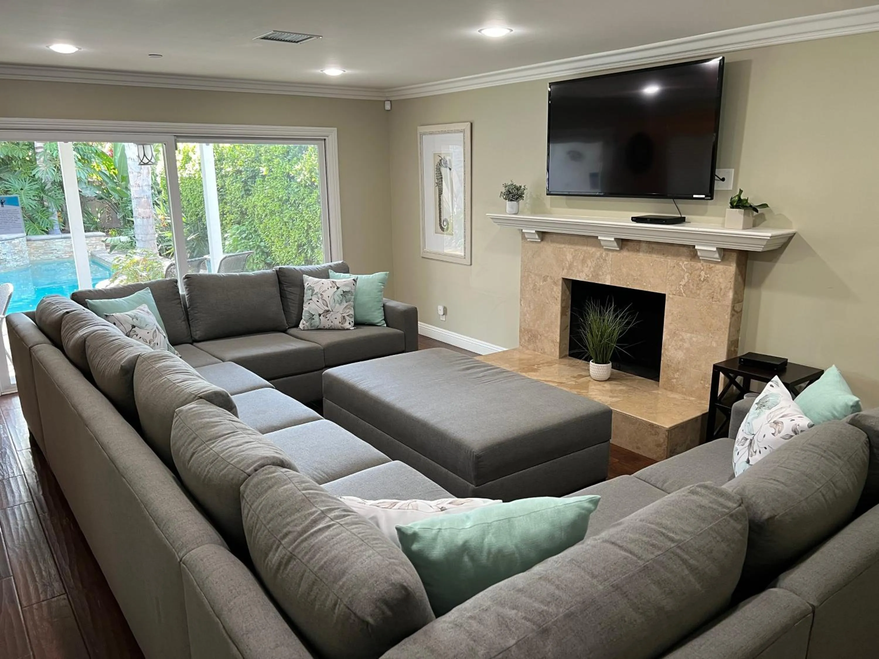 Highly Upgraded, 5 Bed, 45 ba, New Pool w/Jacuzzi, 1/2 mile walk to Disney