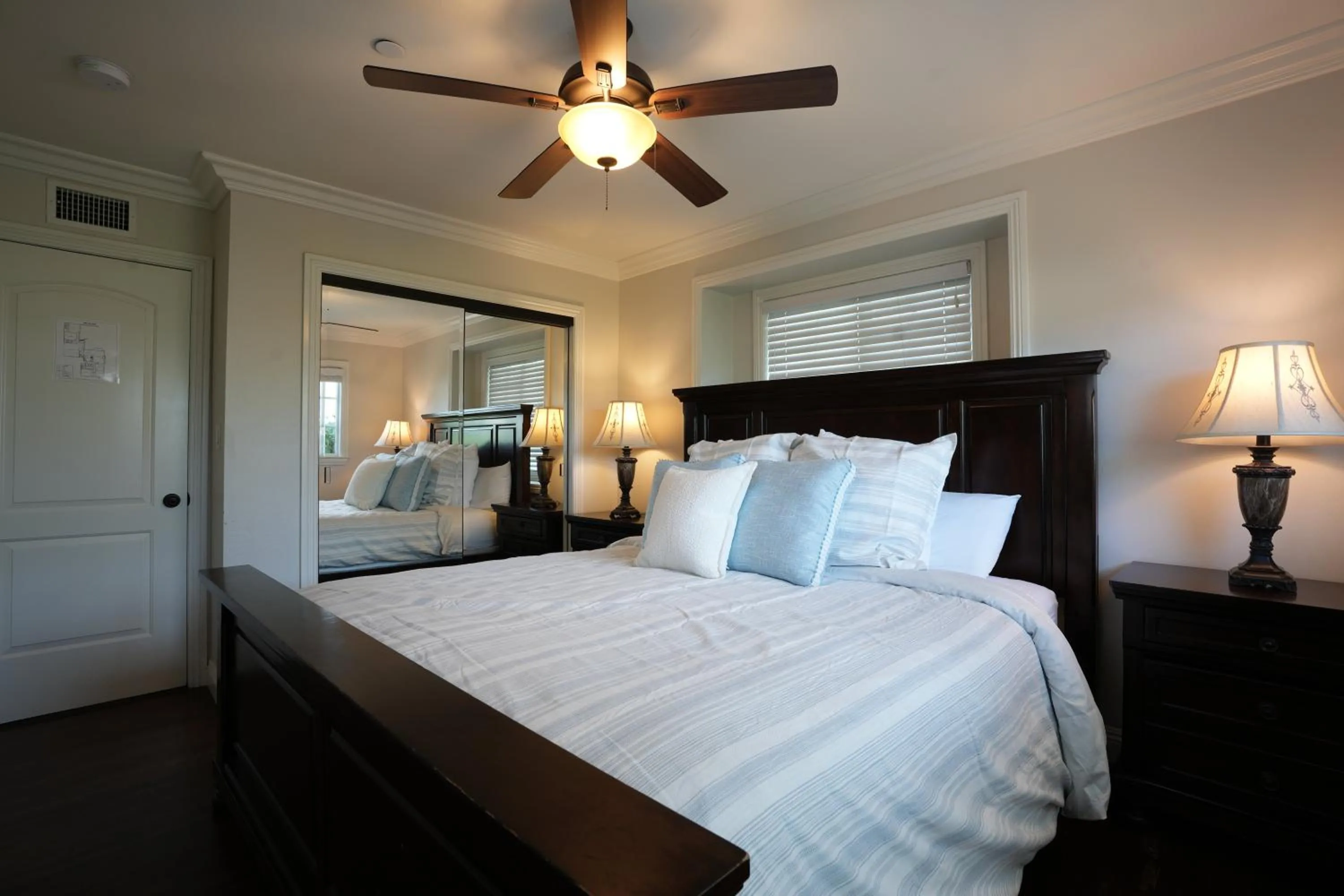 Highly Upgraded, 5 Bed, 45 ba, New Pool w/Jacuzzi, 1/2 mile walk to Disney