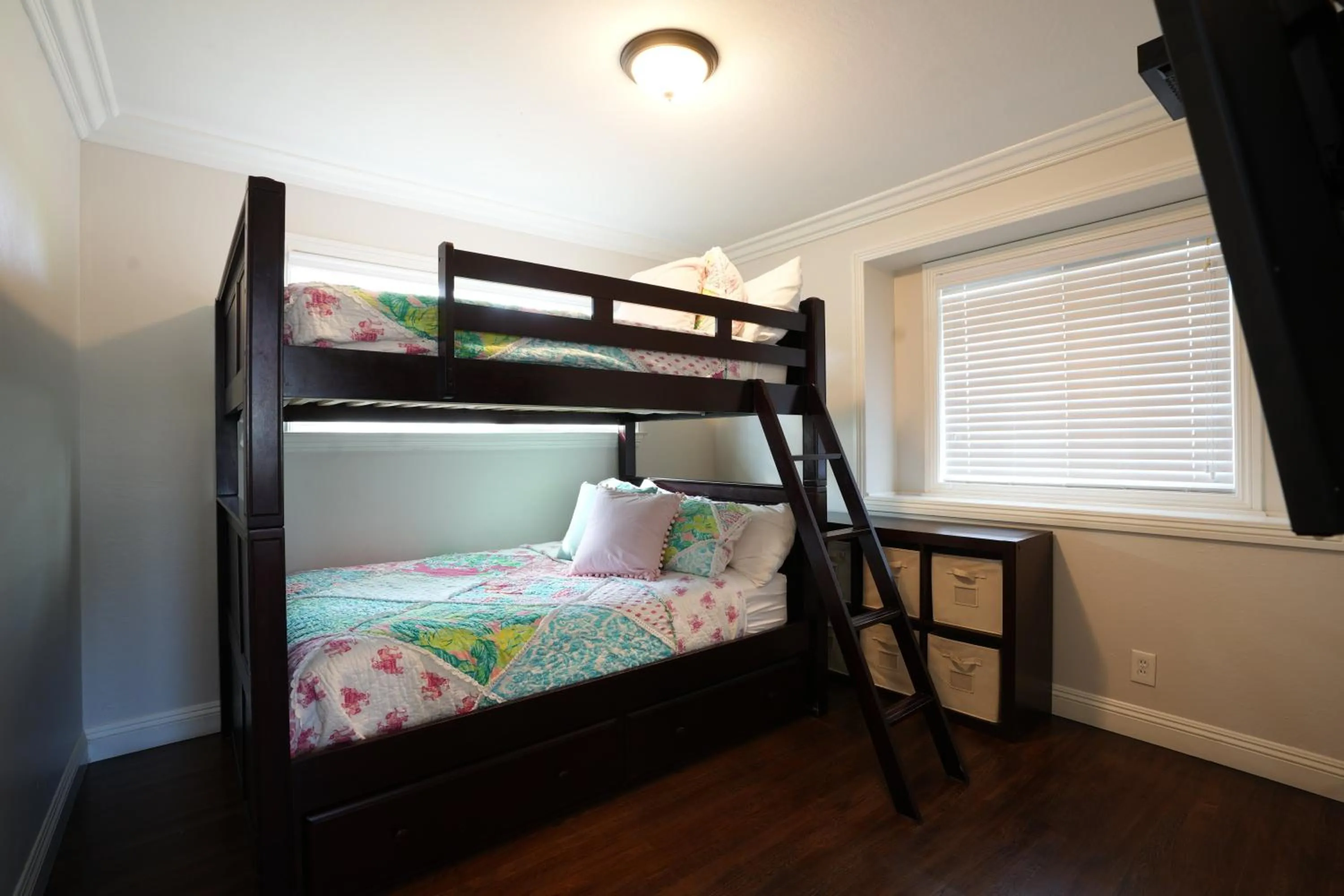 Highly Upgraded, 5 Bed, 45 ba, New Pool w/Jacuzzi, 1/2 mile walk to Disney