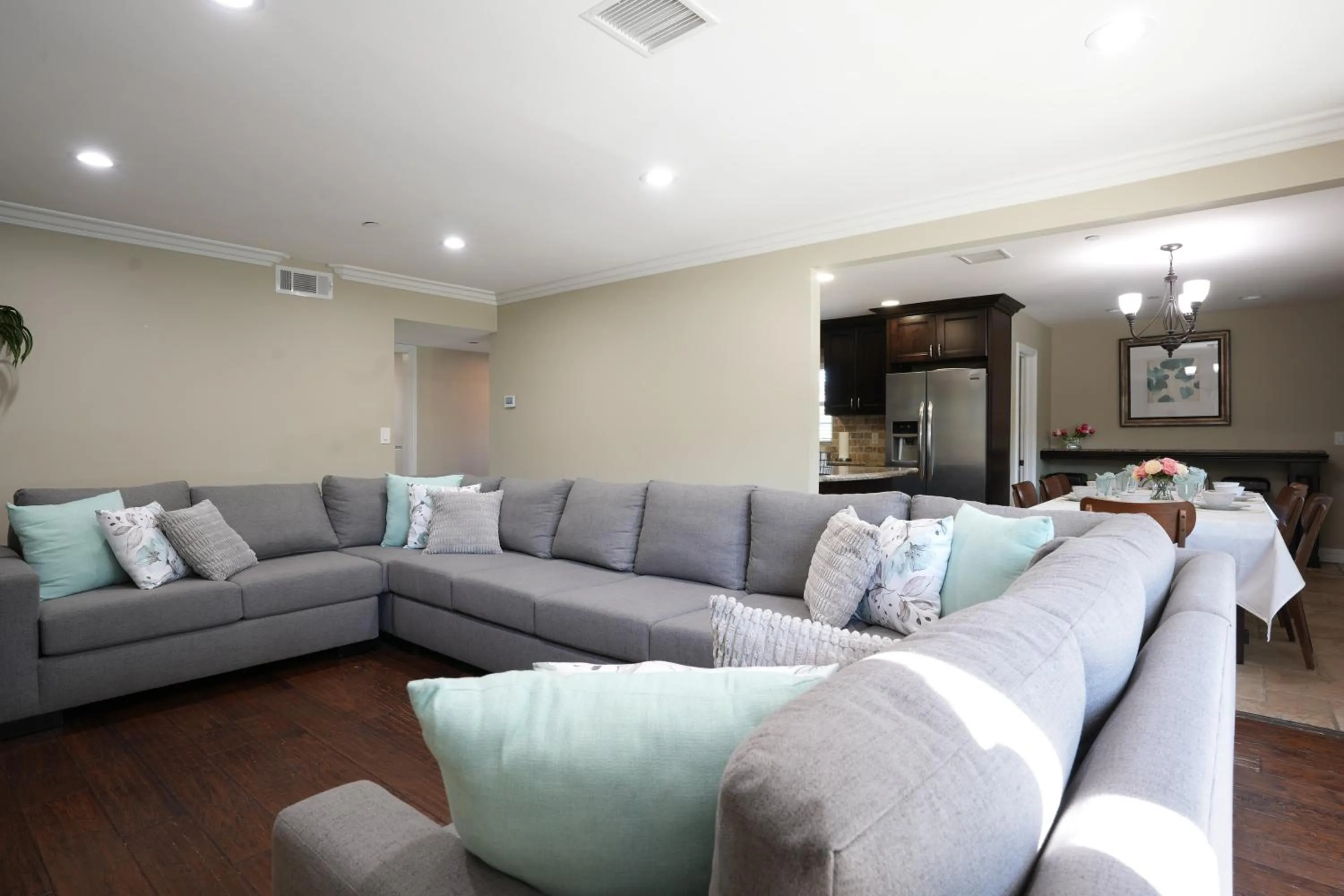 Bed in Highly Upgraded, 5 Bed, 45 ba, New Pool w/Jacuzzi, 1/2 mile walk to Disney
