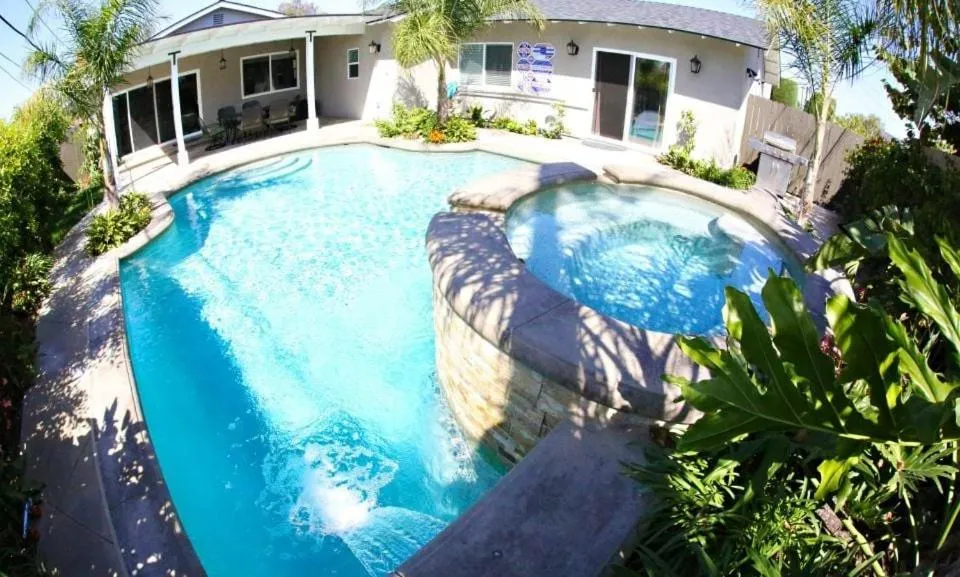 Highly Upgraded, 5 Bed, 45 ba, New Pool w/Jacuzzi, 1/2 mile walk to Disney