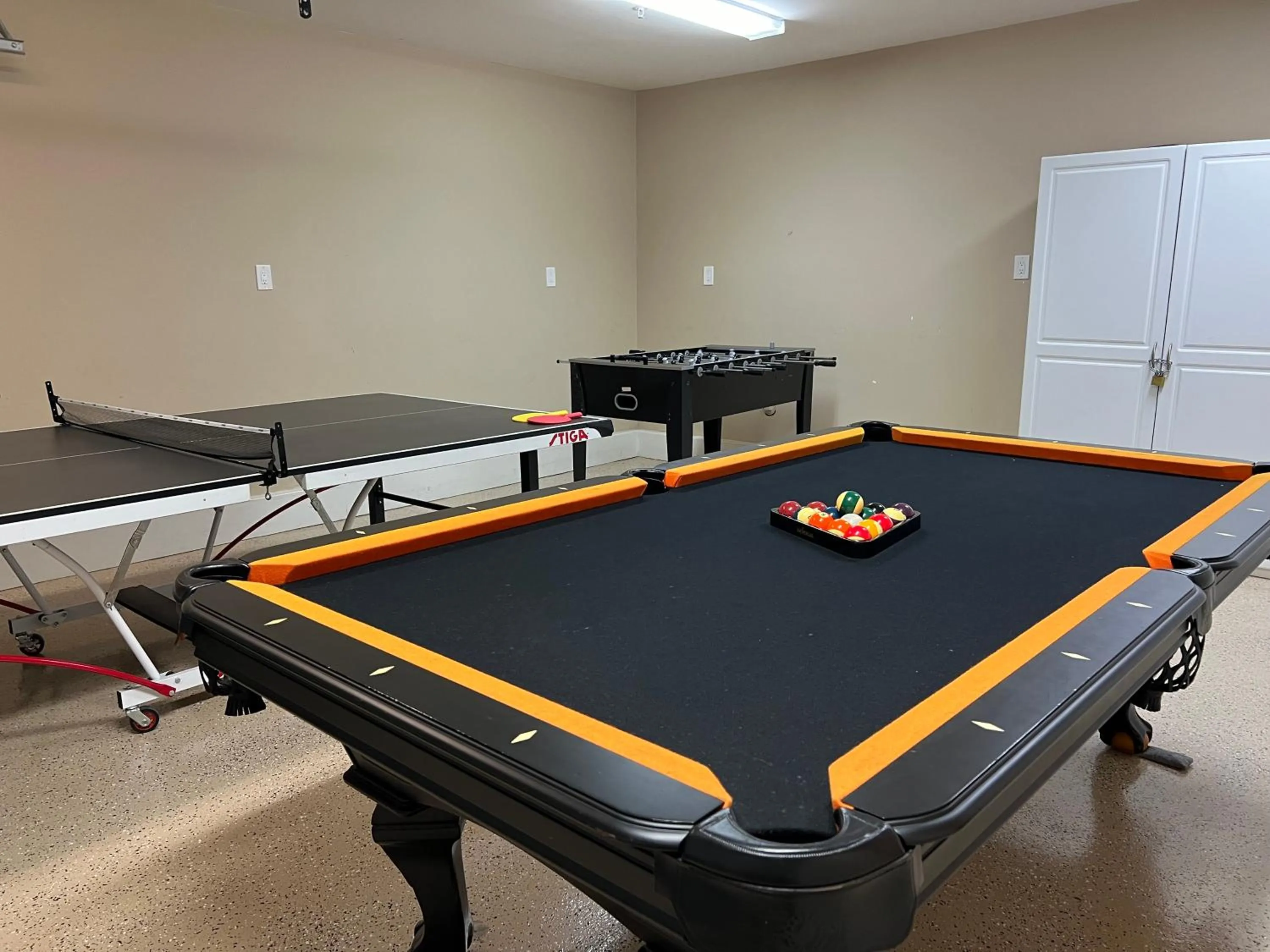 Highly Upgraded, 5 Bed, 45 ba, New Pool w/Jacuzzi, 1/2 mile walk to Disney