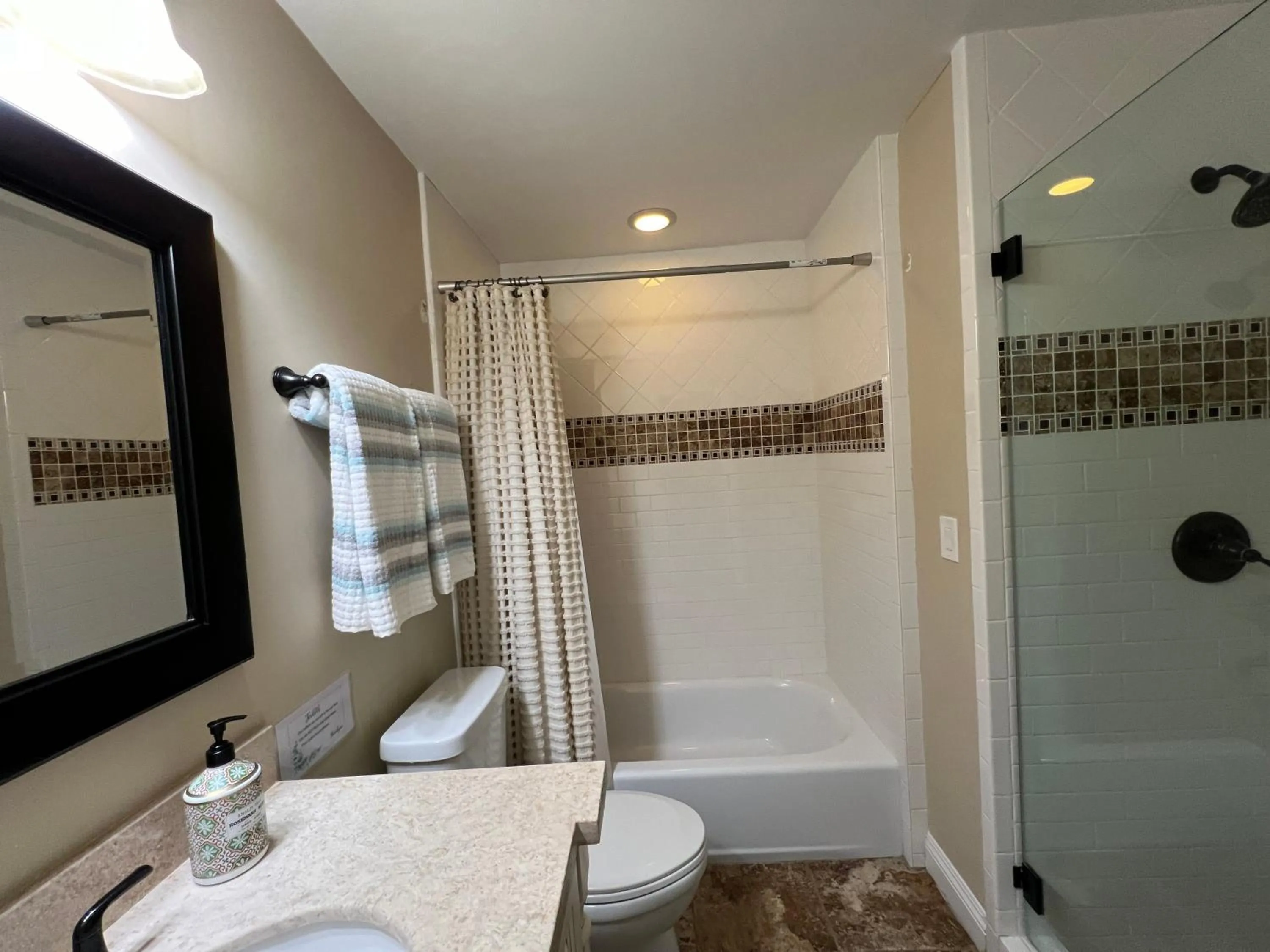 Highly Upgraded, 5 Bed, 45 ba, New Pool w/Jacuzzi, 1/2 mile walk to Disney