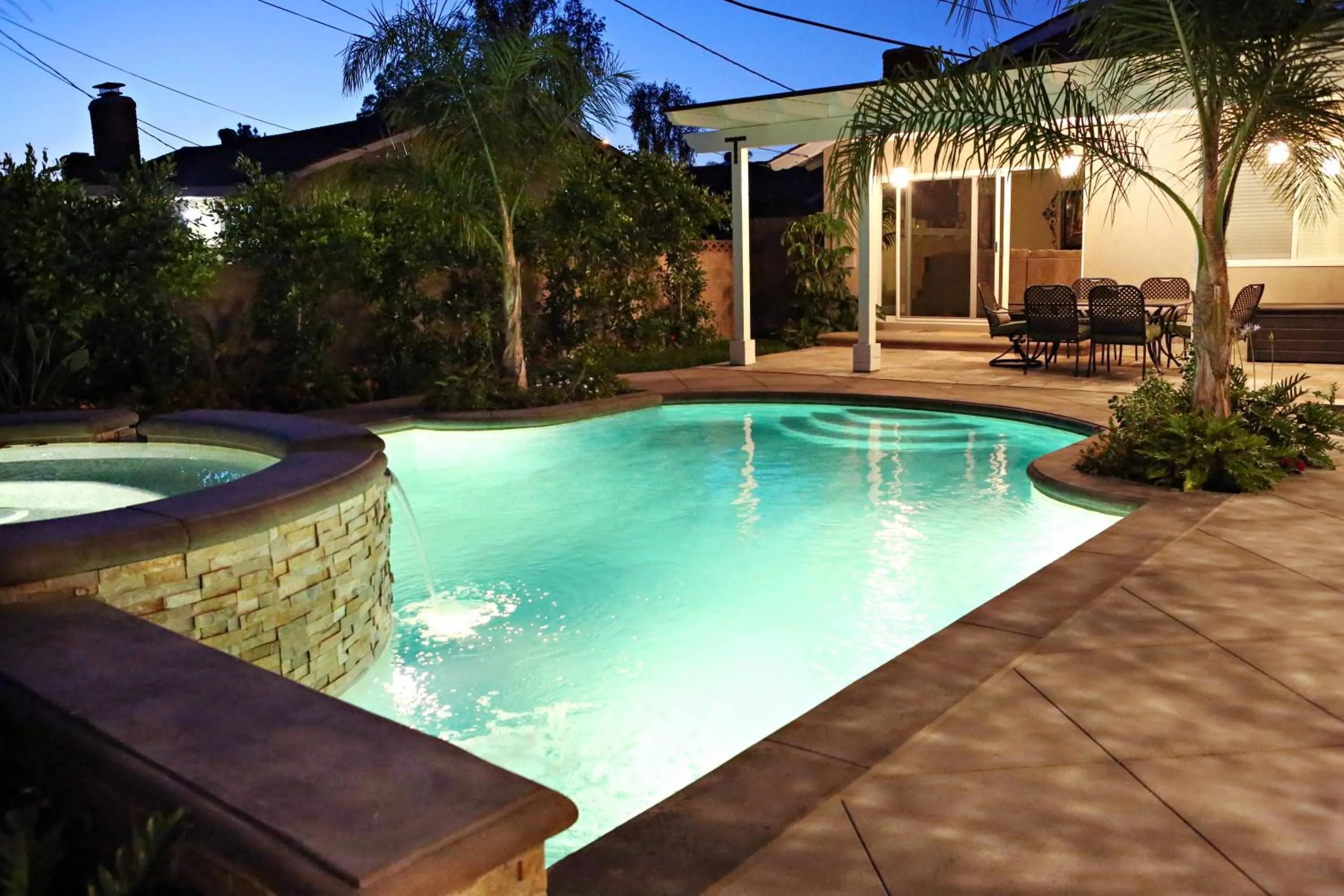 Highly Upgraded, 5 Bed, 45 ba, New Pool w/Jacuzzi, 1/2 mile walk to Disney