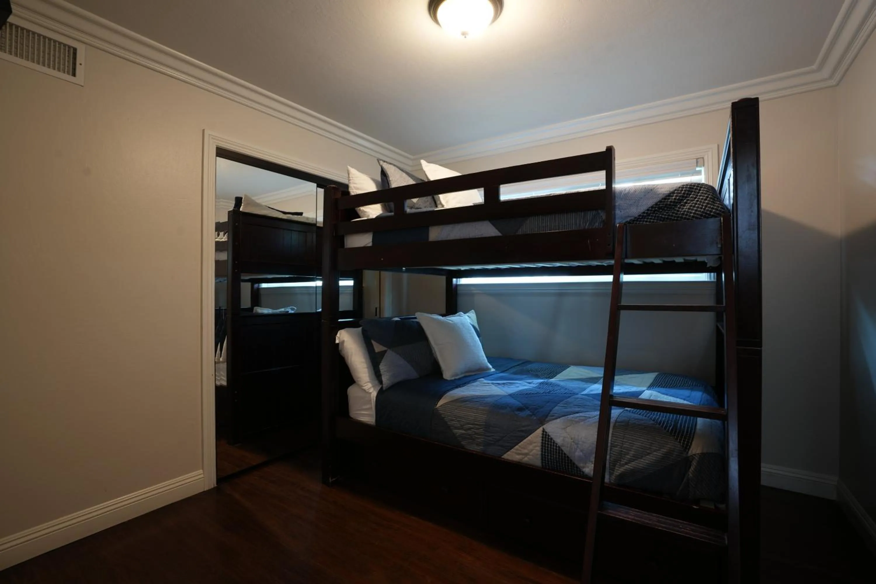 Highly Upgraded, 5 Bed, 45 ba, New Pool w/Jacuzzi, 1/2 mile walk to Disney