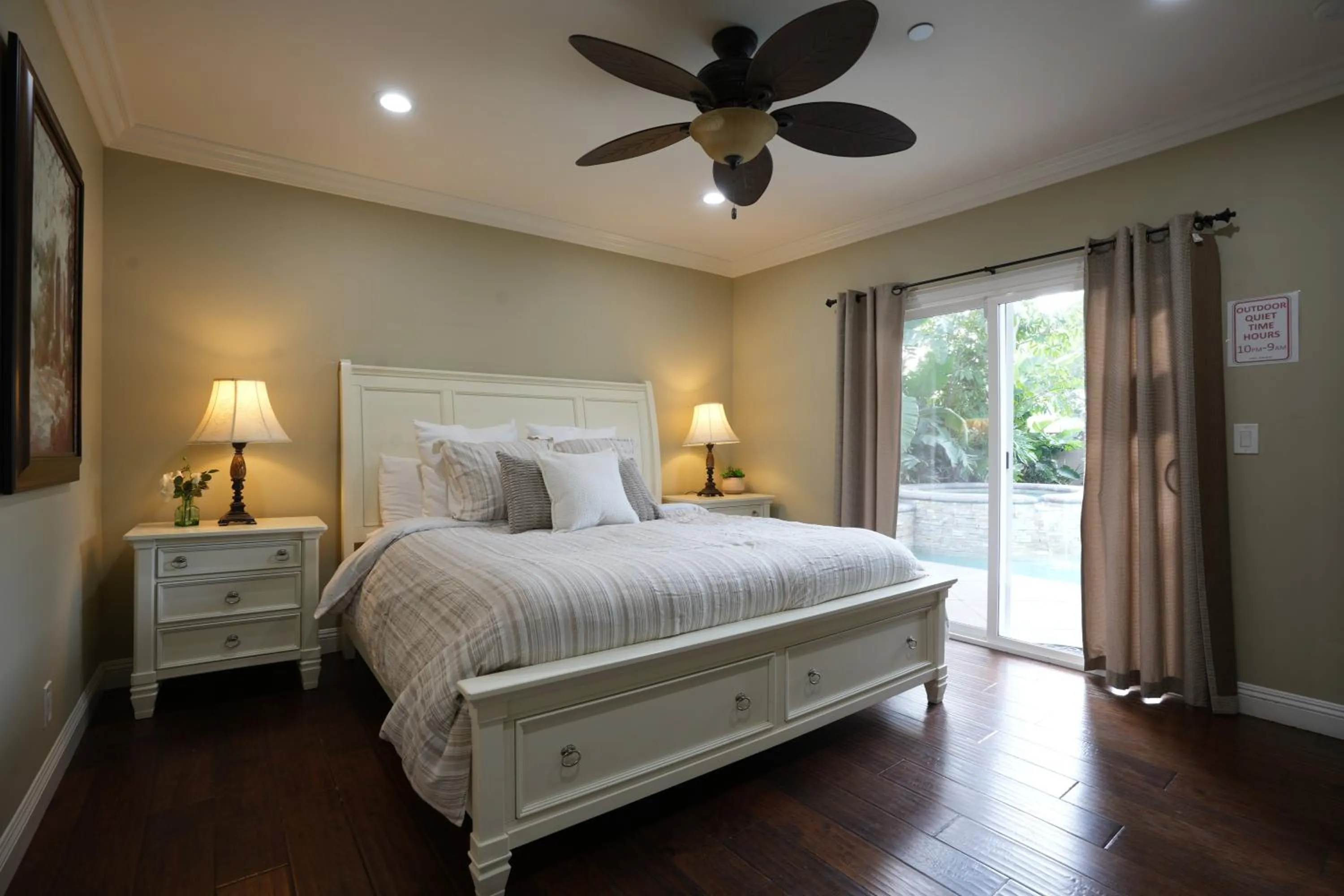 Bed in Highly Upgraded, 5 Bed, 45 ba, New Pool w/Jacuzzi, 1/2 mile walk to Disney