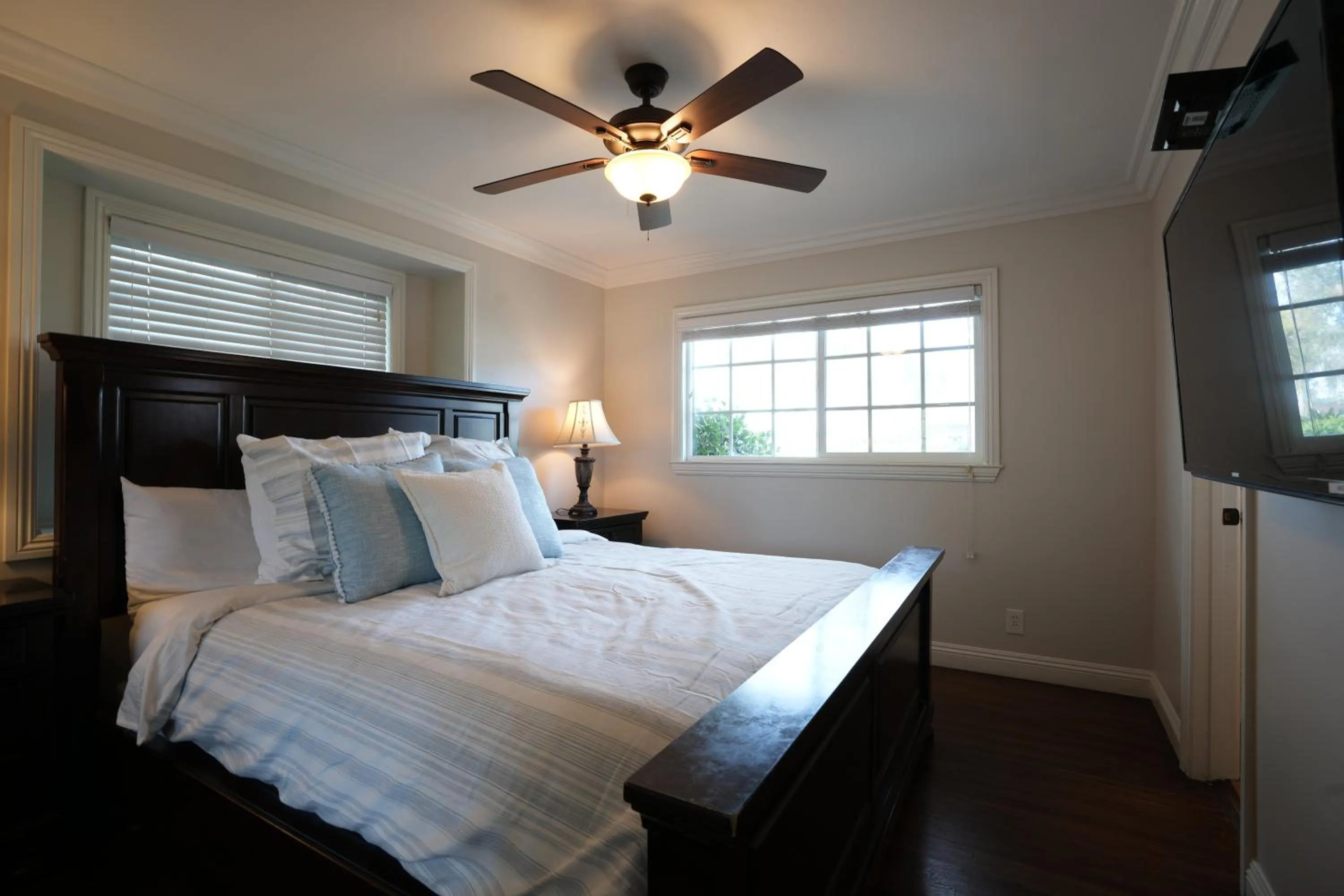 Highly Upgraded, 5 Bed, 45 ba, New Pool w/Jacuzzi, 1/2 mile walk to Disney