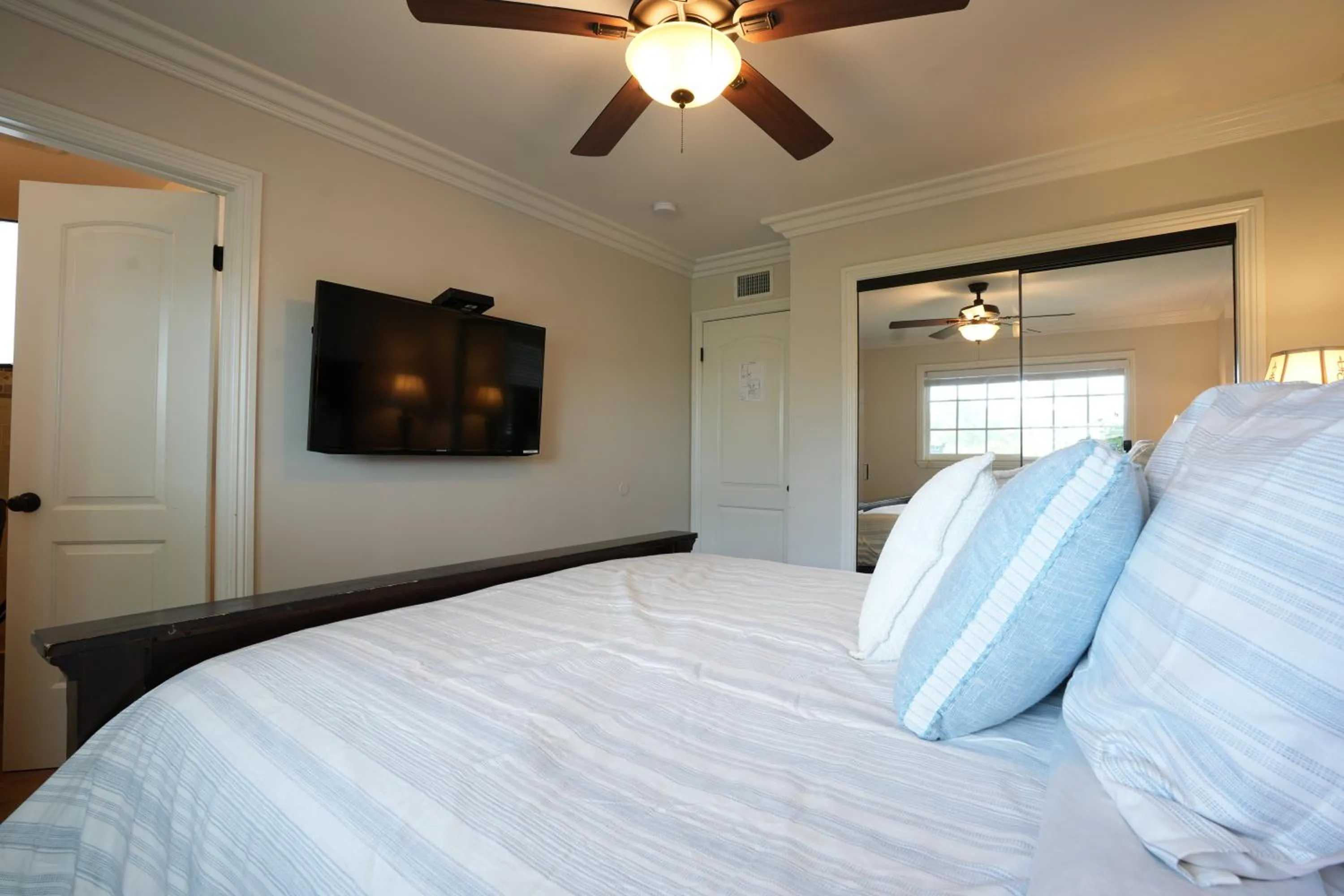 Highly Upgraded, 5 Bed, 45 ba, New Pool w/Jacuzzi, 1/2 mile walk to Disney