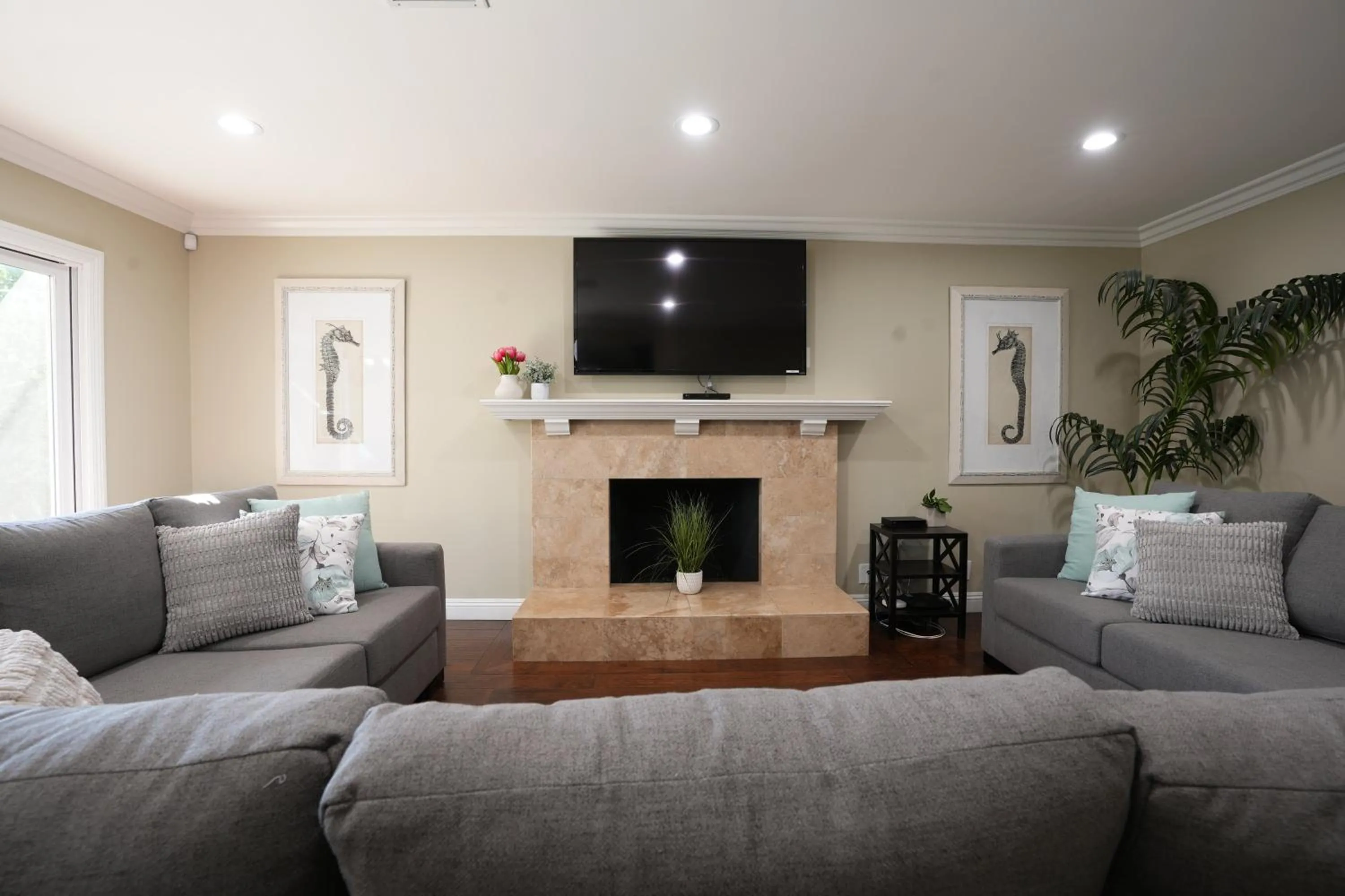 Bed in Highly Upgraded, 5 Bed, 45 ba, New Pool w/Jacuzzi, 1/2 mile walk to Disney