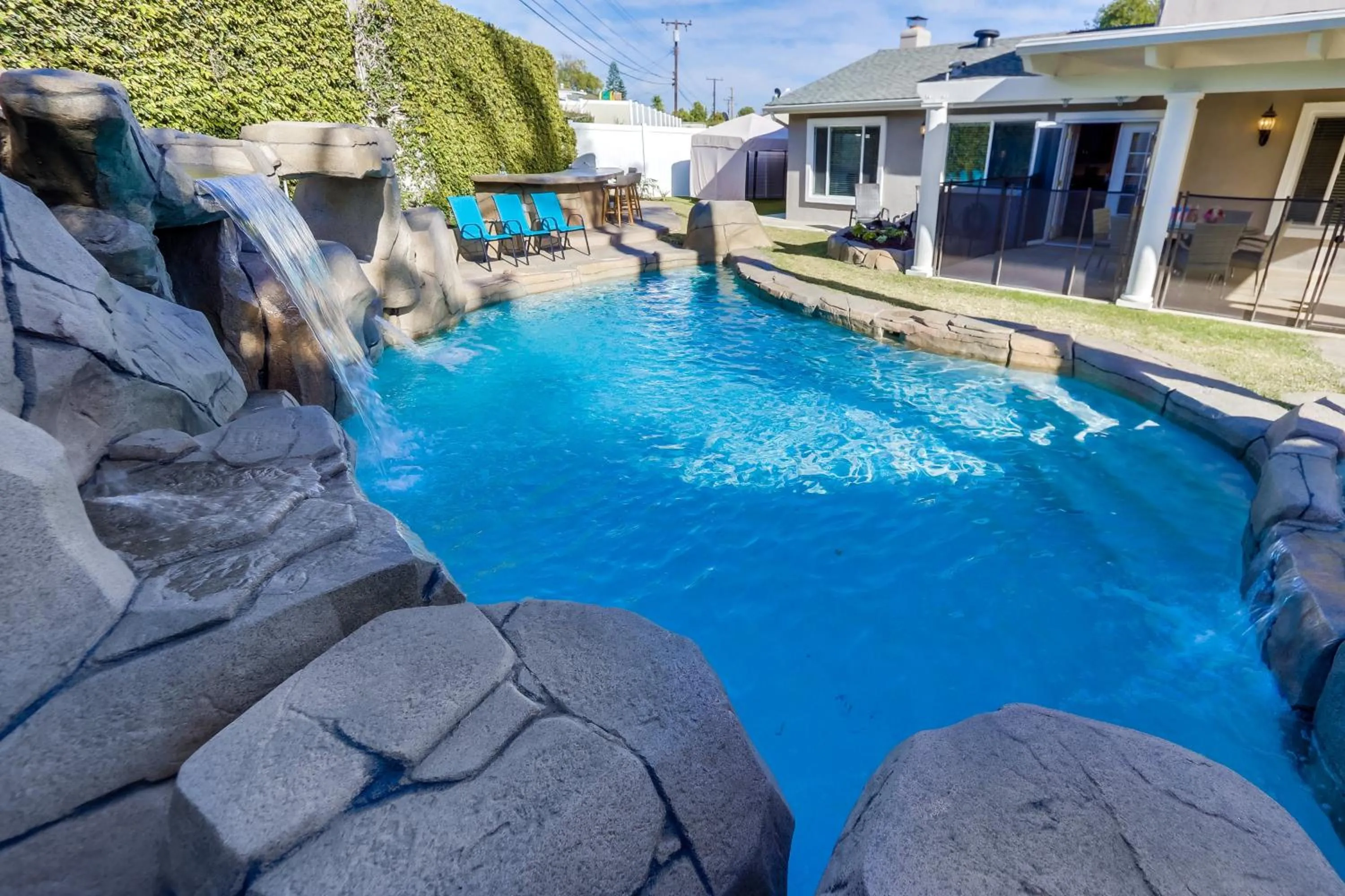Beautiful Backyard Oasis 5 bedroom 3 Bathroom Home