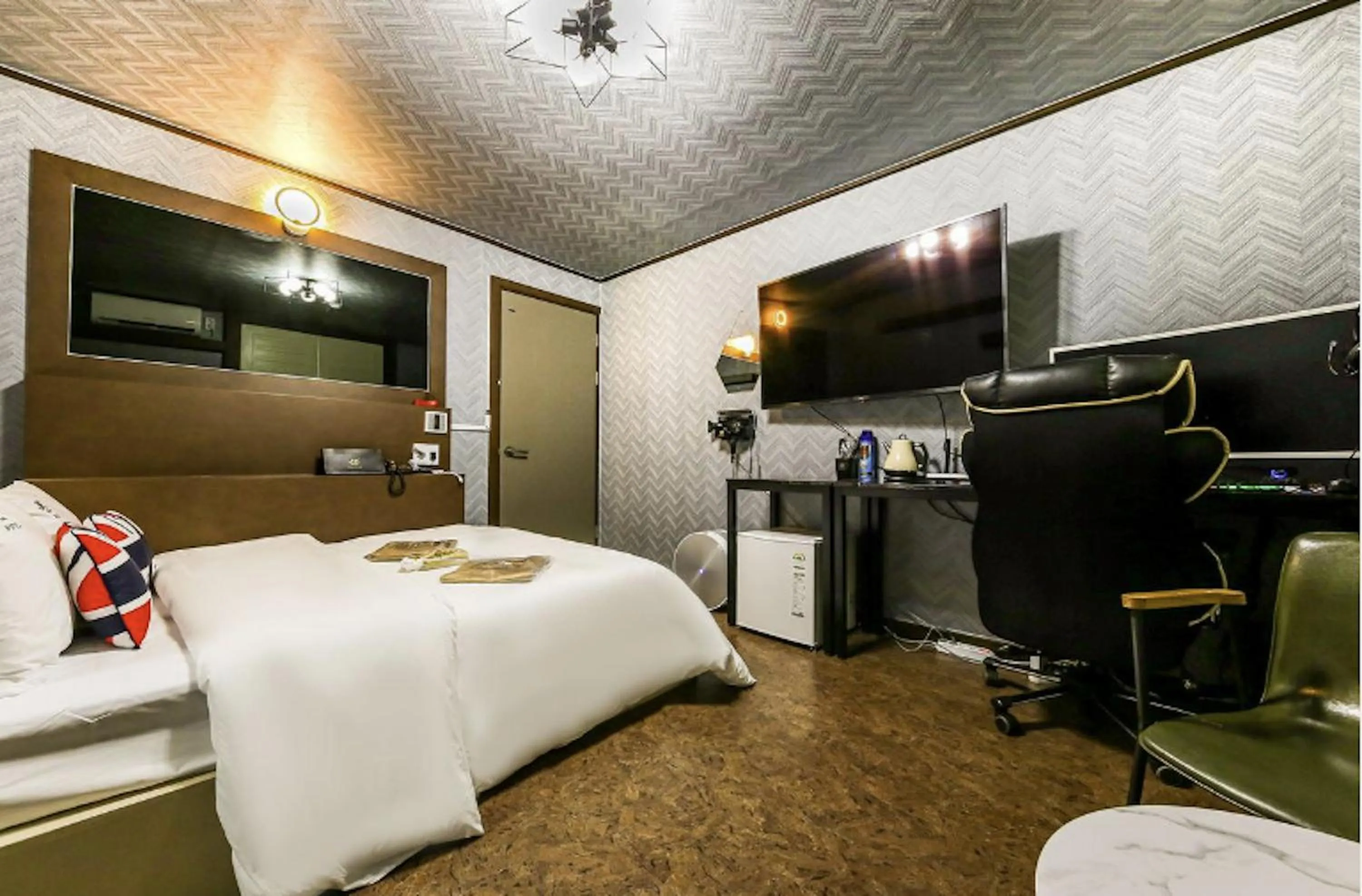 Bed in Daejeon Yongmun JNK Classic Hotel