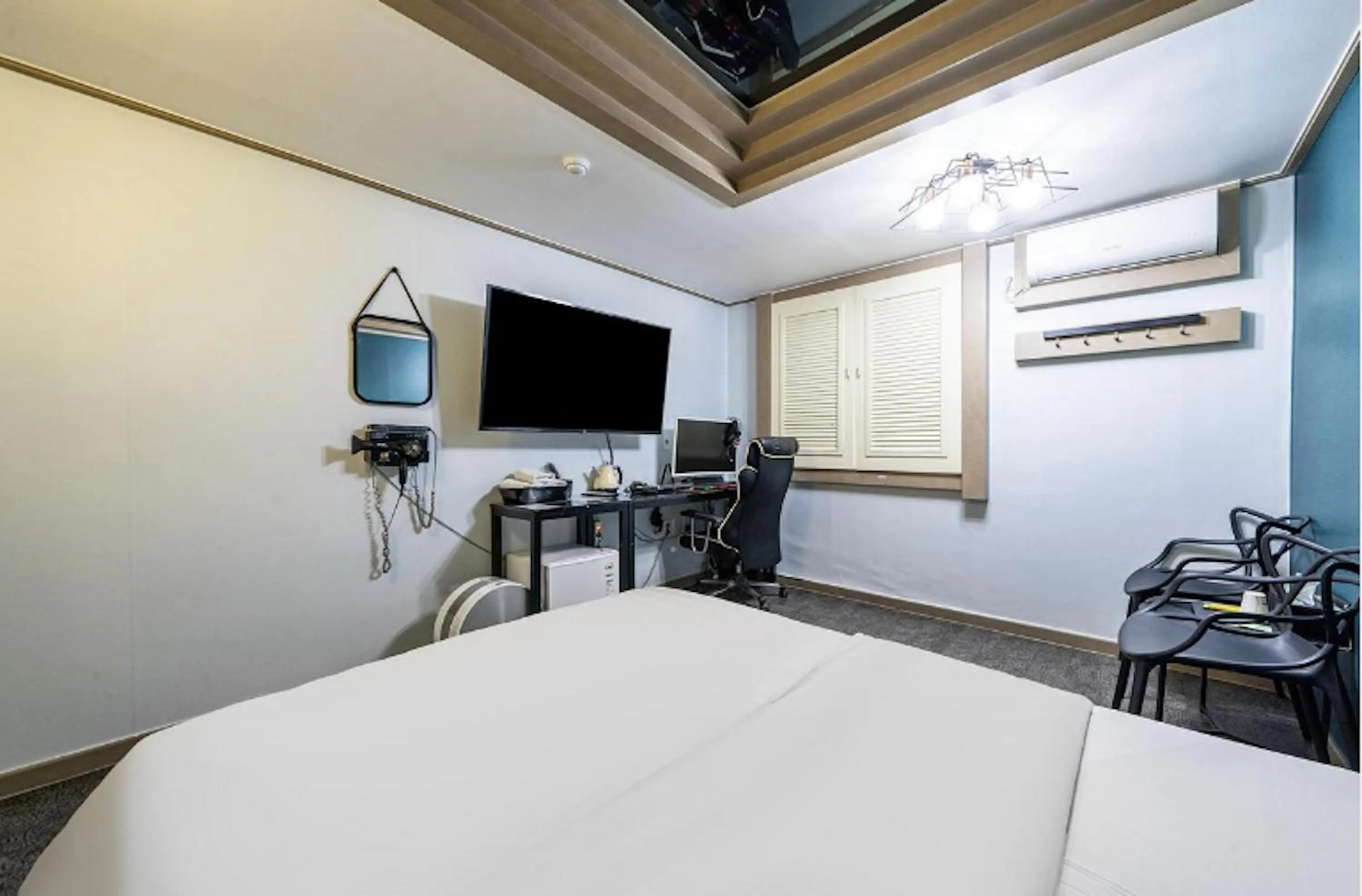 Bed in Daejeon Yongmun JNK Classic Hotel