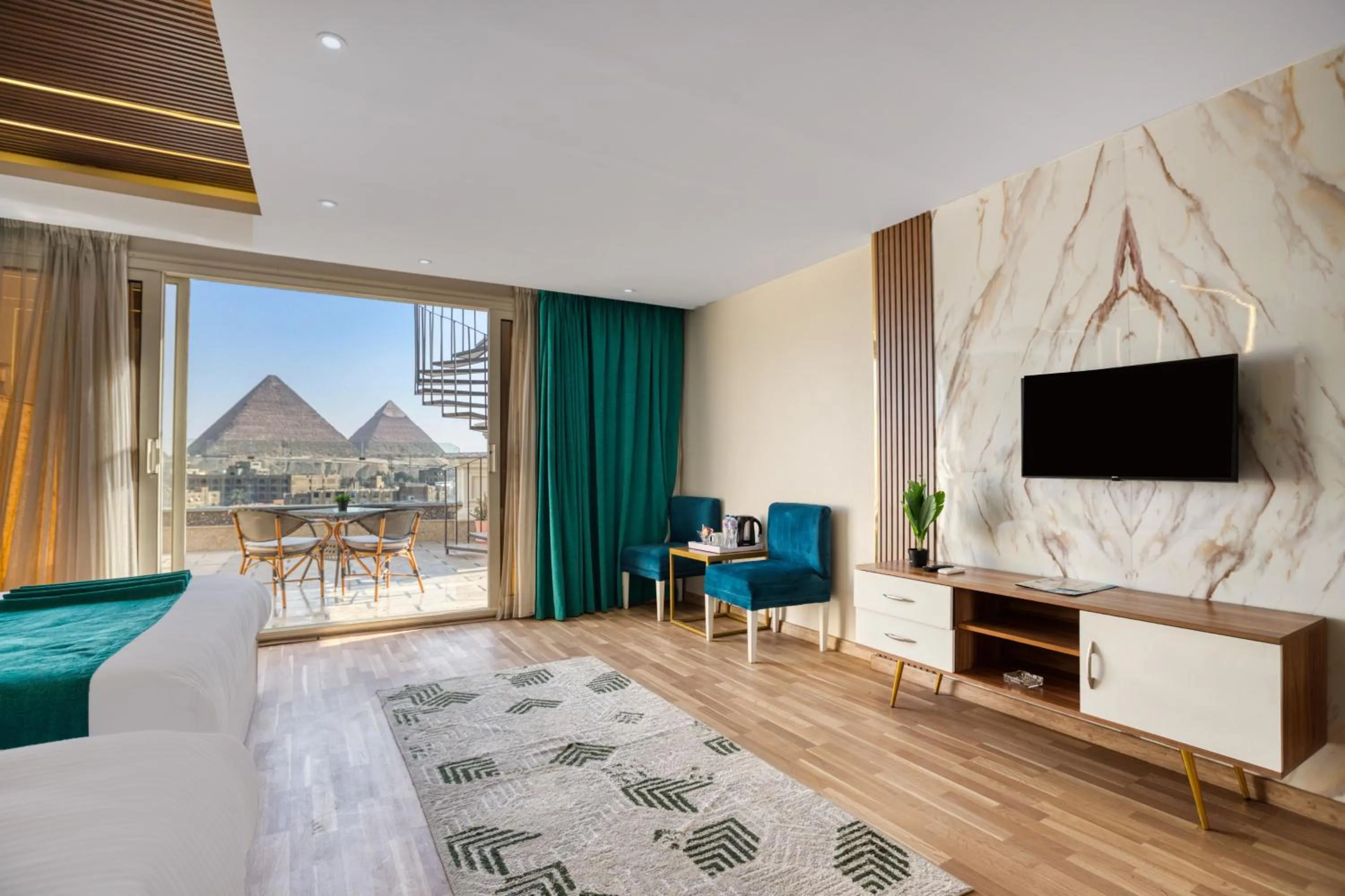 Communal lounge/ TV room in Pyramids Yard Hotel