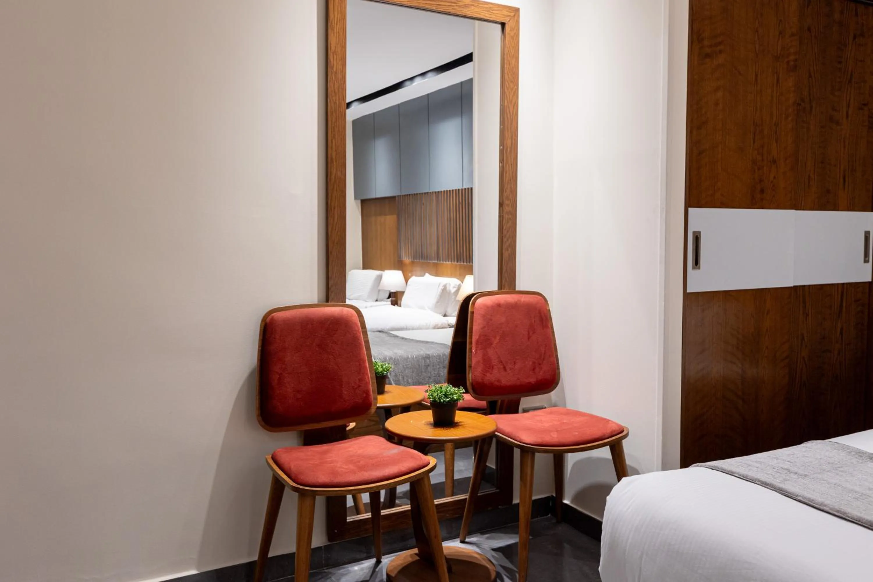 Photo of the whole room, Bed in Pyramids Yard Hotel