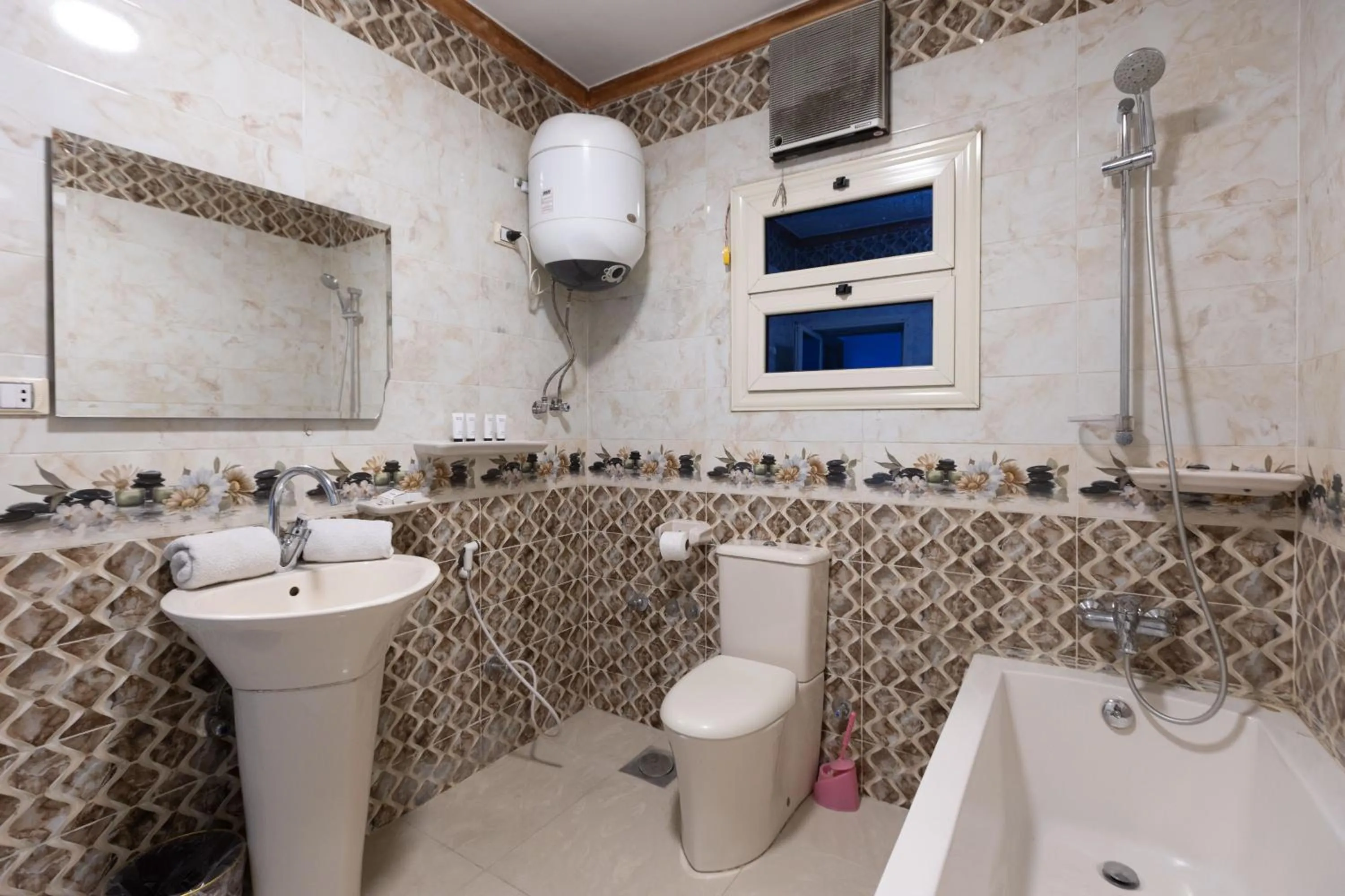 Shower in Pyramids Yard Hotel