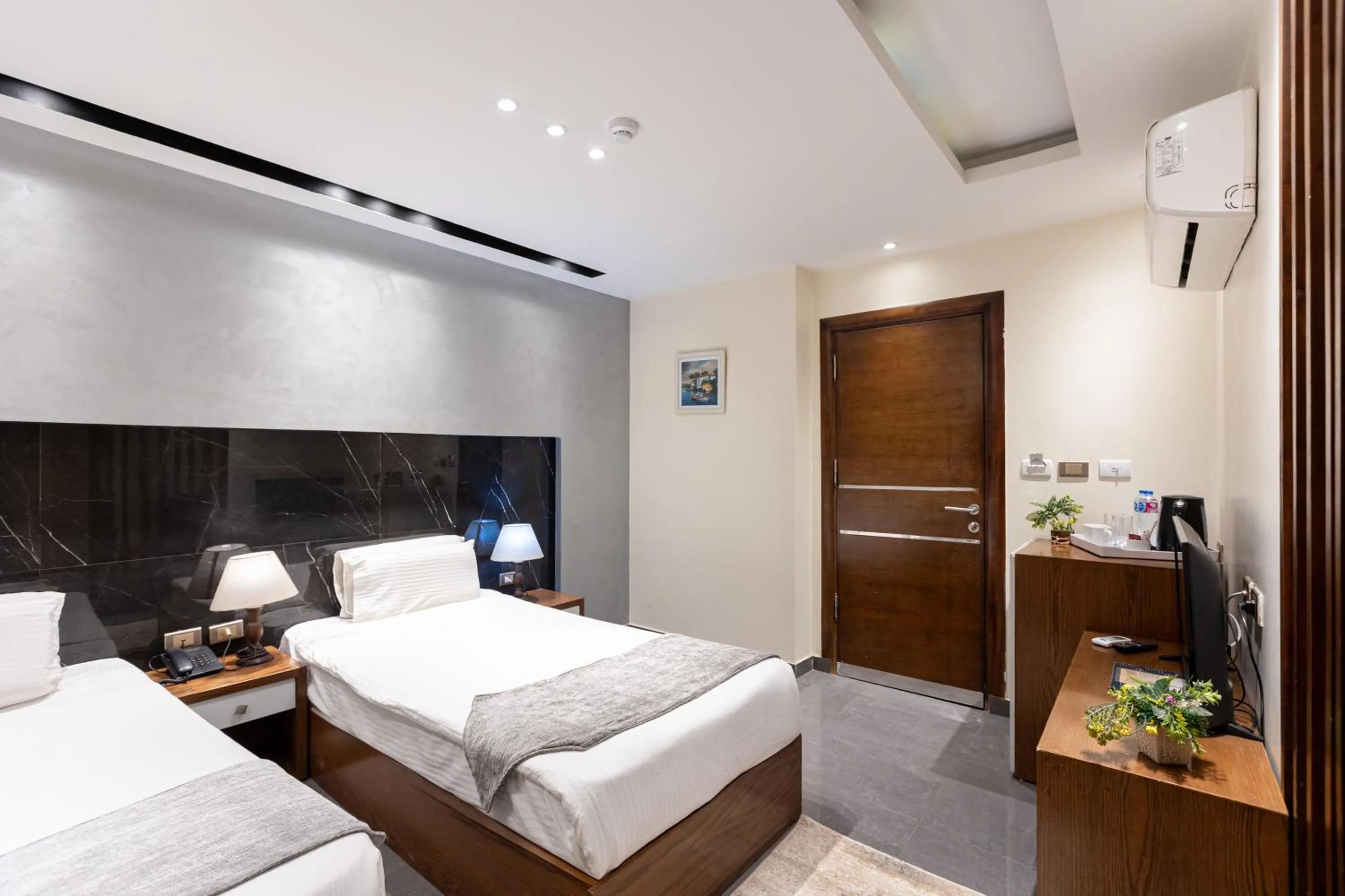 Photo of the whole room, Bed in Pyramids Yard Hotel