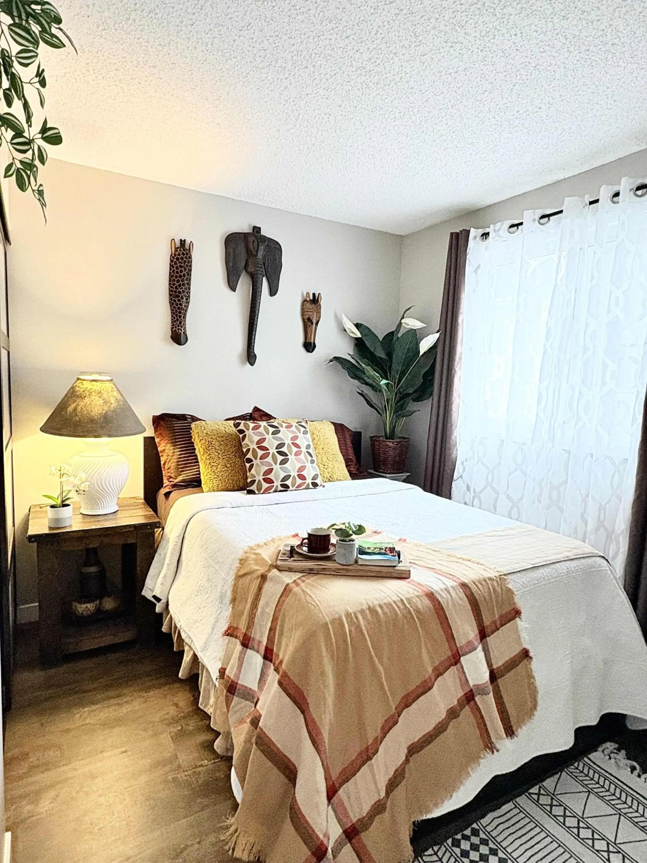 Stylish Downtown Condo near Rogers Place l Parking, Pool, Gym, Balcony & Kitchen