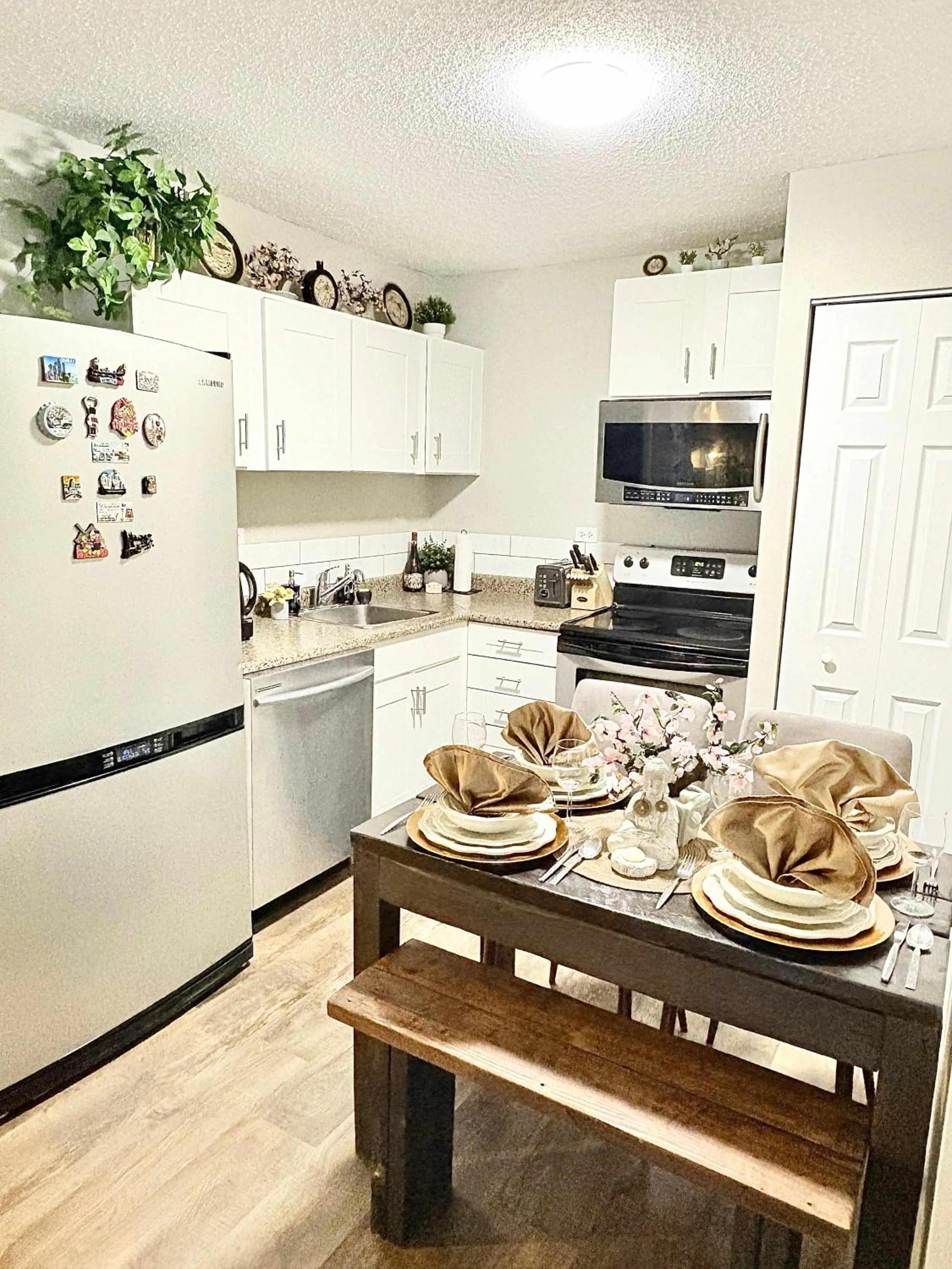 Stylish Downtown Condo near Rogers Place l Parking, Pool, Gym, Balcony & Kitchen