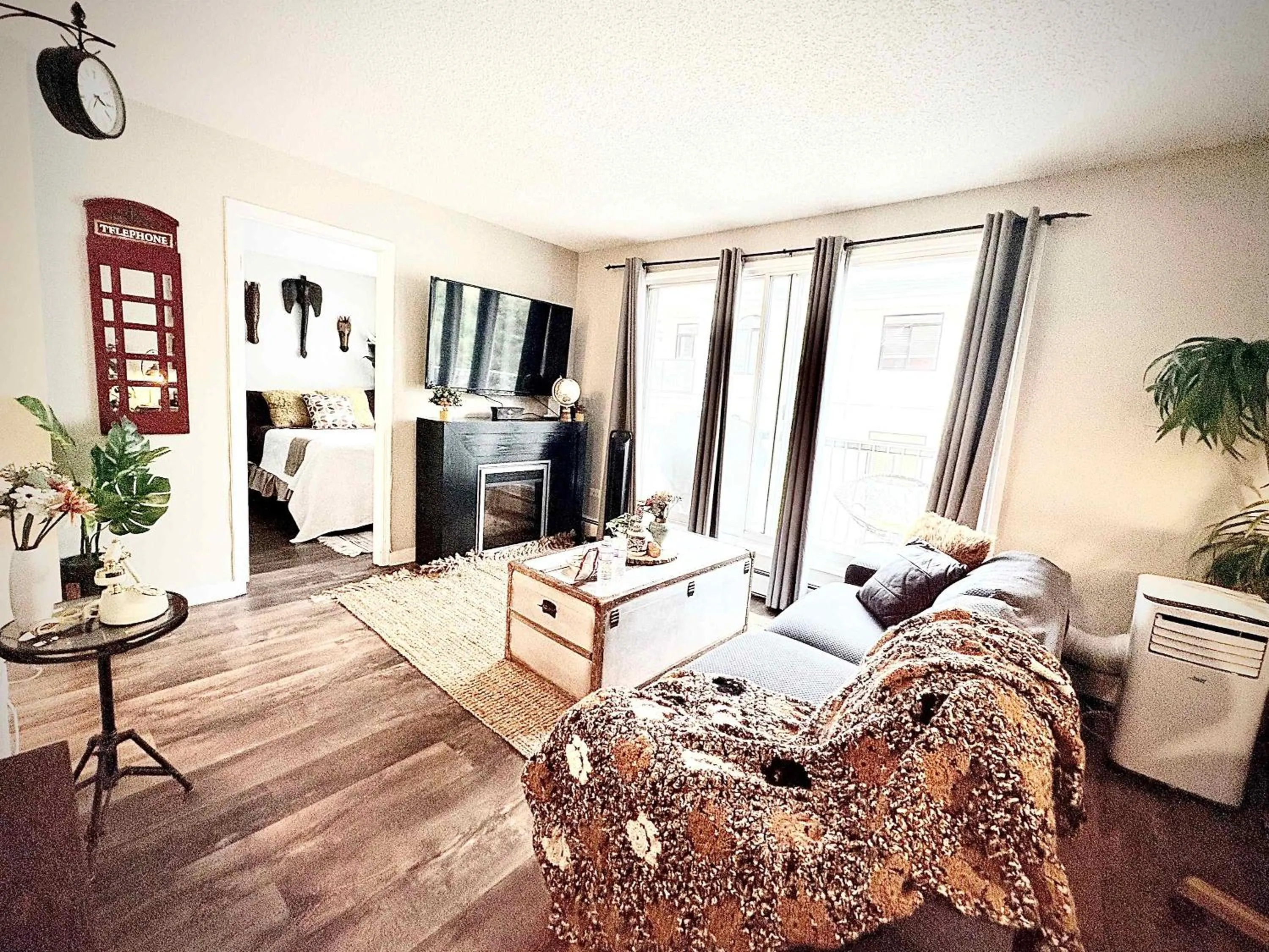 Stylish Downtown Condo near Rogers Place l Parking, Pool, Gym, Balcony & Kitchen