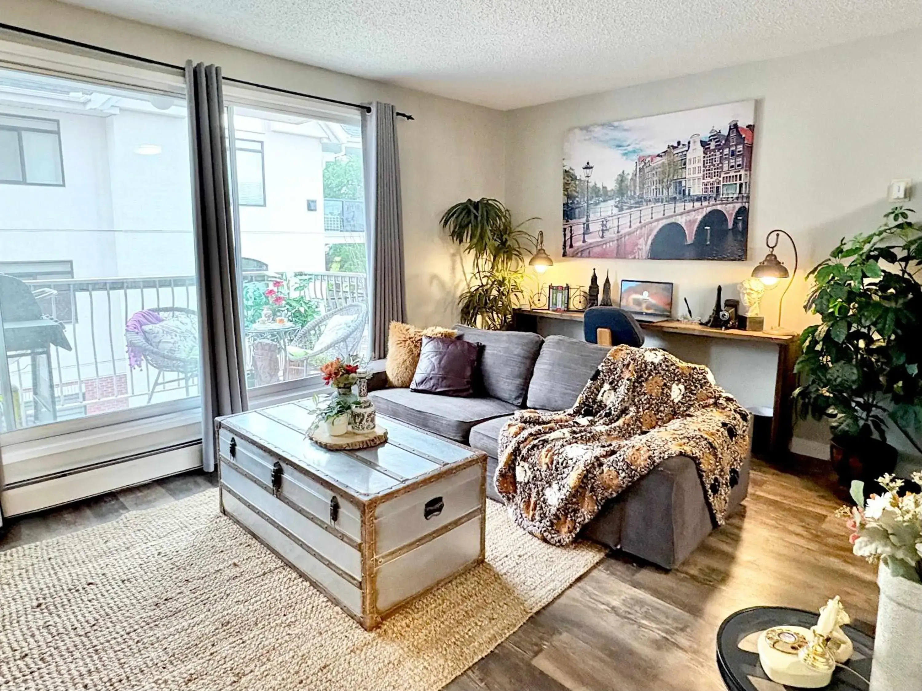 Stylish Downtown Condo near Rogers Place l Parking, Pool, Gym, Balcony & Kitchen Stylish Downtown Condo near Rogers Place l Parking, Pool, Gym, Balcony & Kitchen