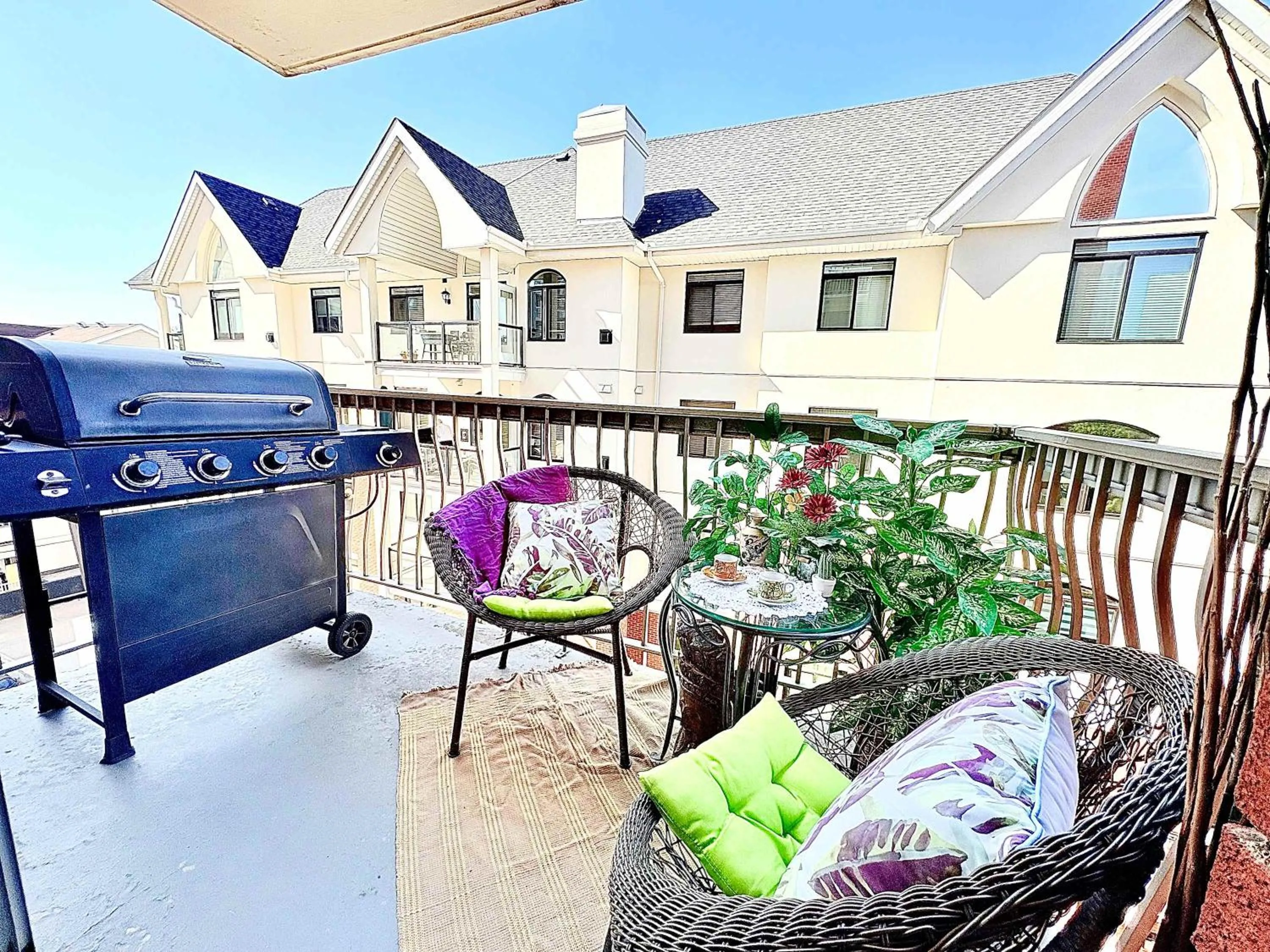 Stylish Downtown Condo near Rogers Place l Parking, Pool, Gym, Balcony & Kitchen