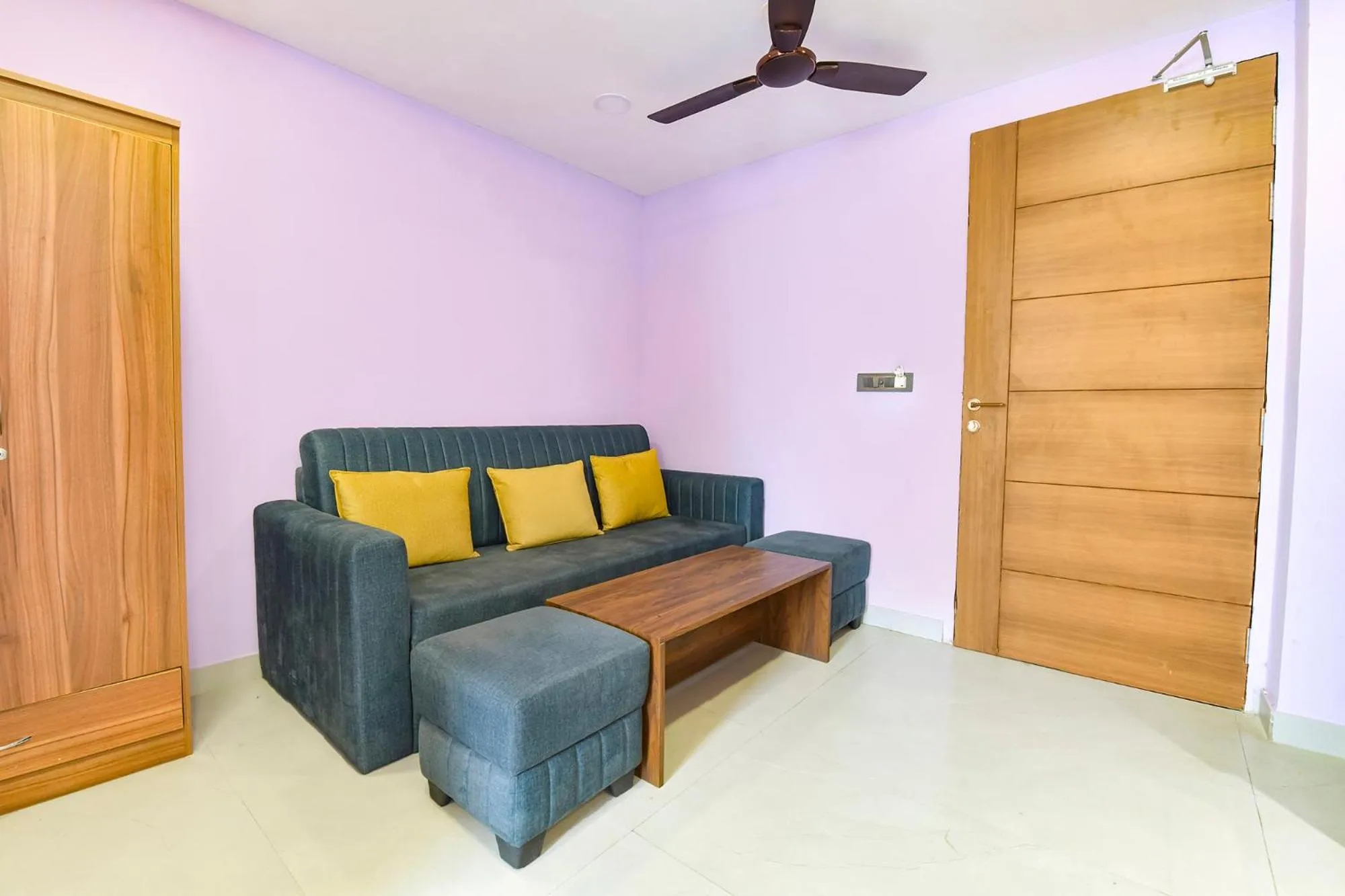 Seating area in FabHotel Pink Palace Raja Park