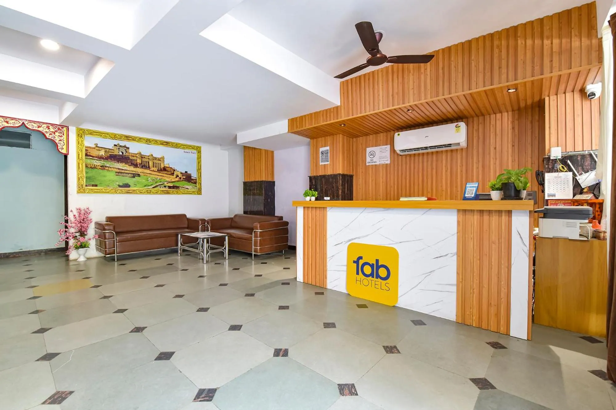 Lobby or reception in FabHotel Pink Palace Raja Park