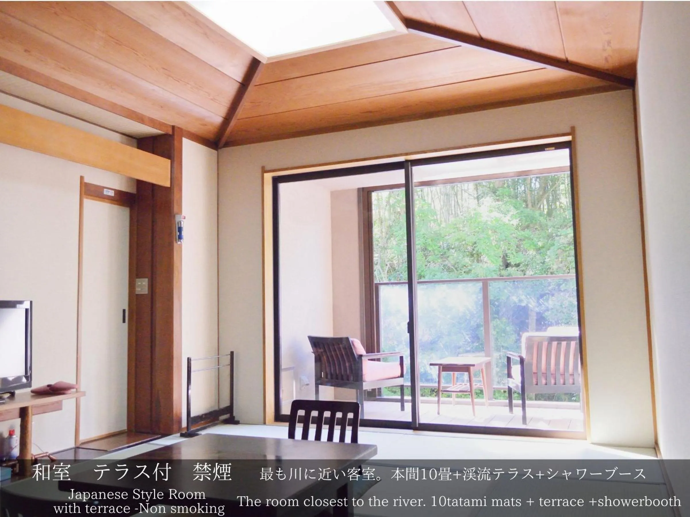 Photo of the whole room in Tatsuta Ryokan