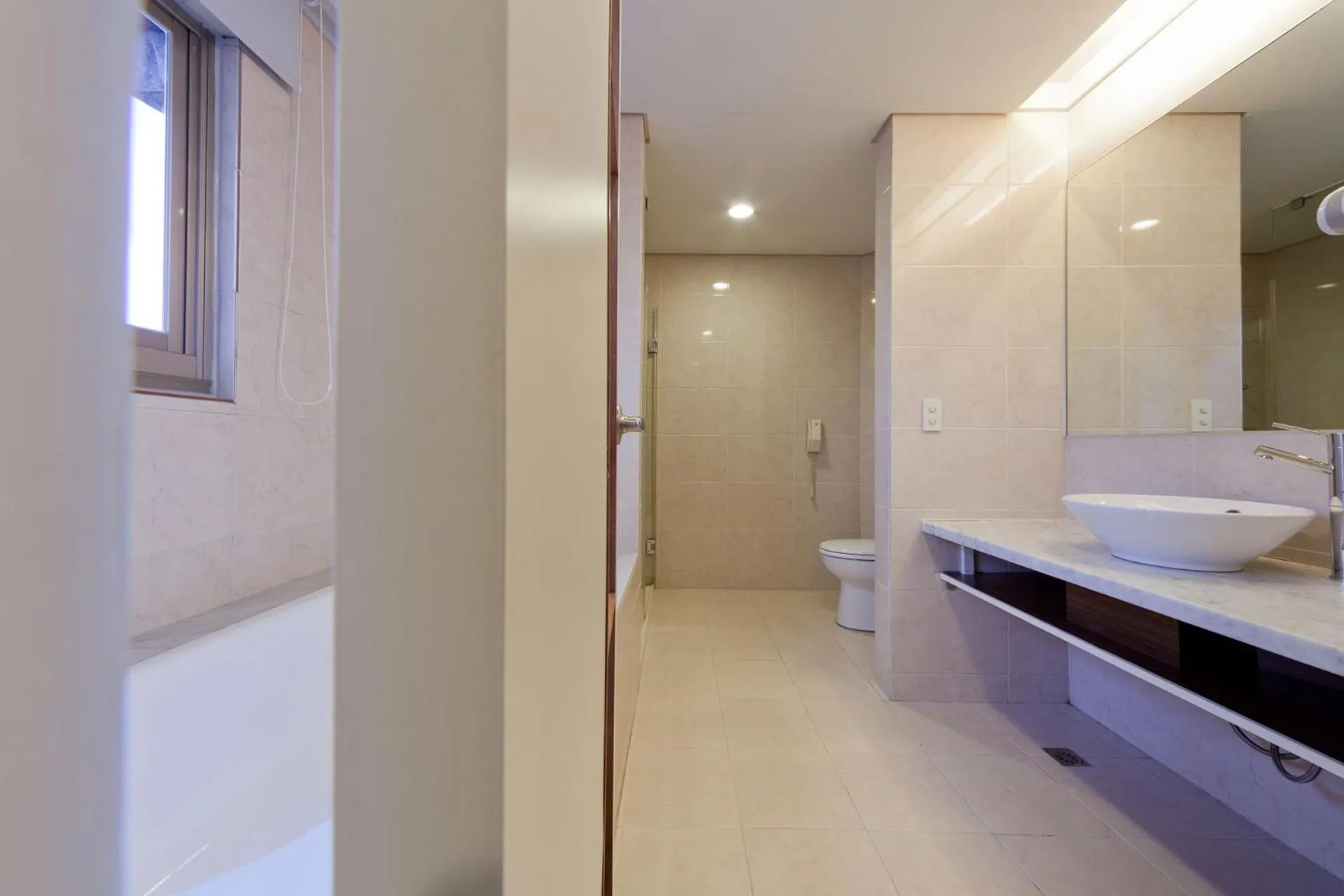 Shower in Harbor View Hotel