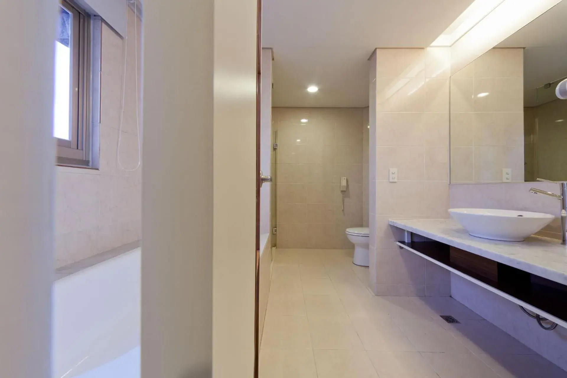 Shower in Harbor View Hotel Shower in Harbor View Hotel