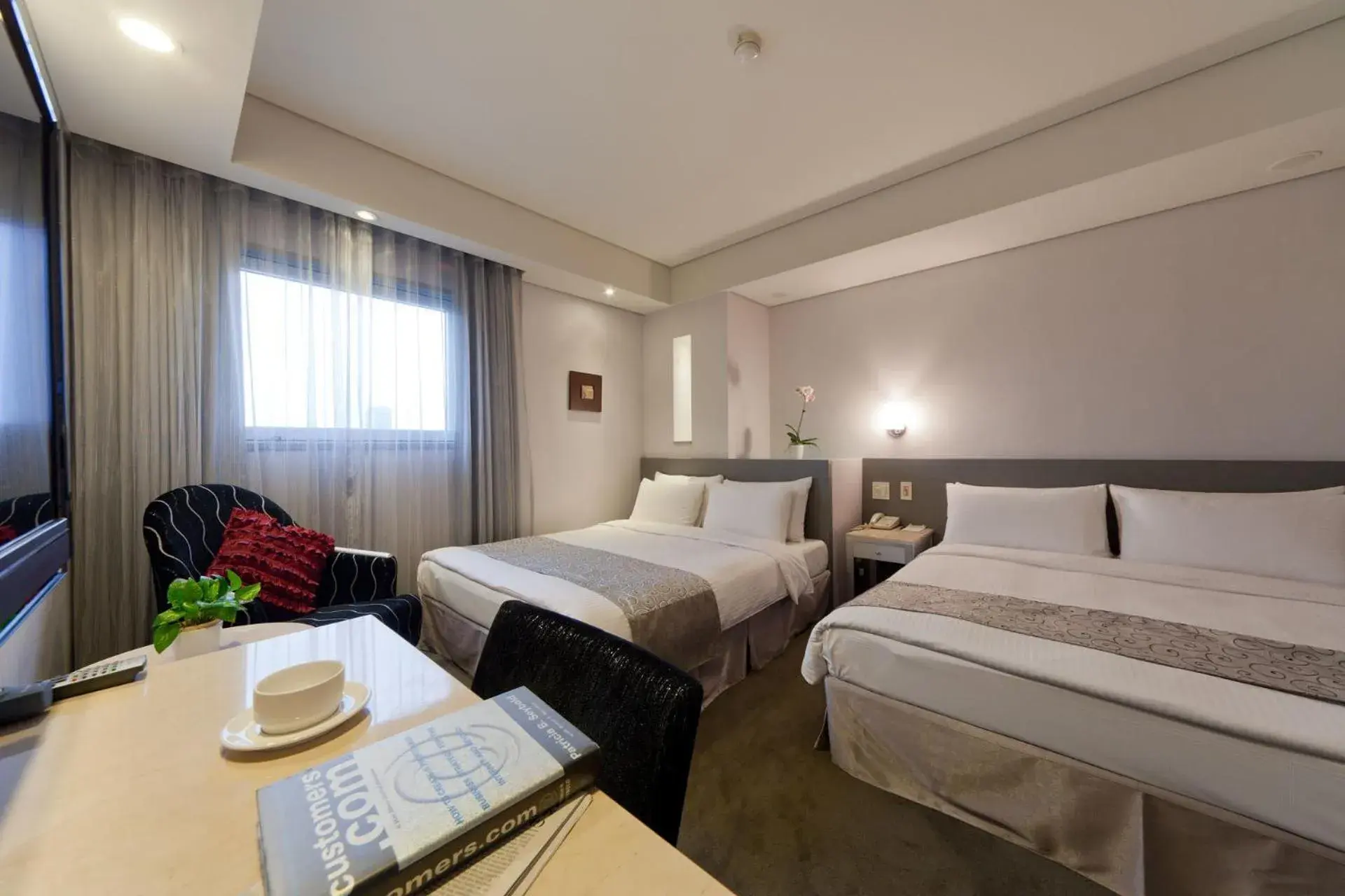 Photo of the whole room, Bed in Harbor View Hotel Photo of the whole room, Bed in Harbor View Hotel
