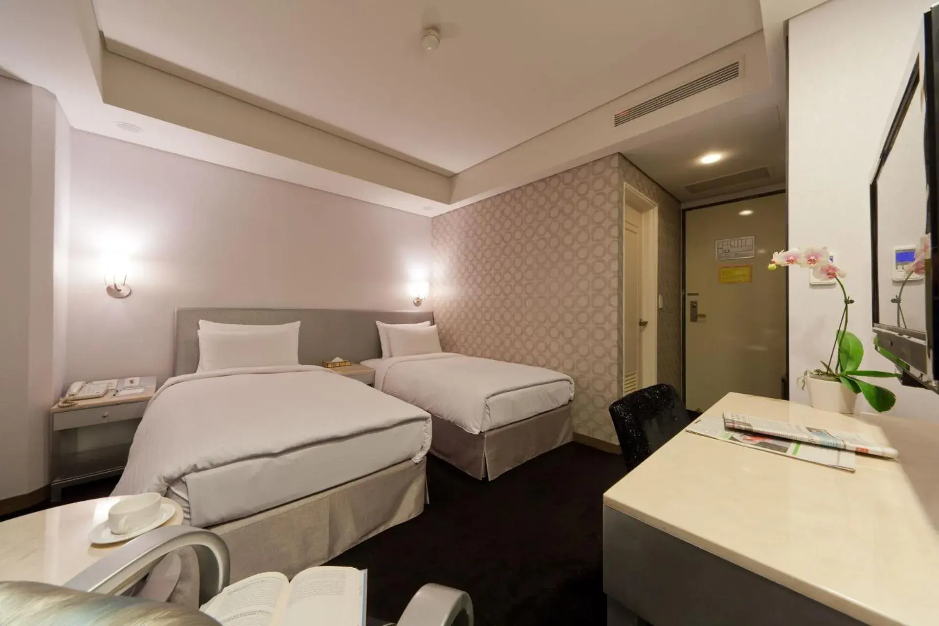 Photo of the whole room, Bed in Harbor View Hotel Photo of the whole room, Bed in Harbor View Hotel