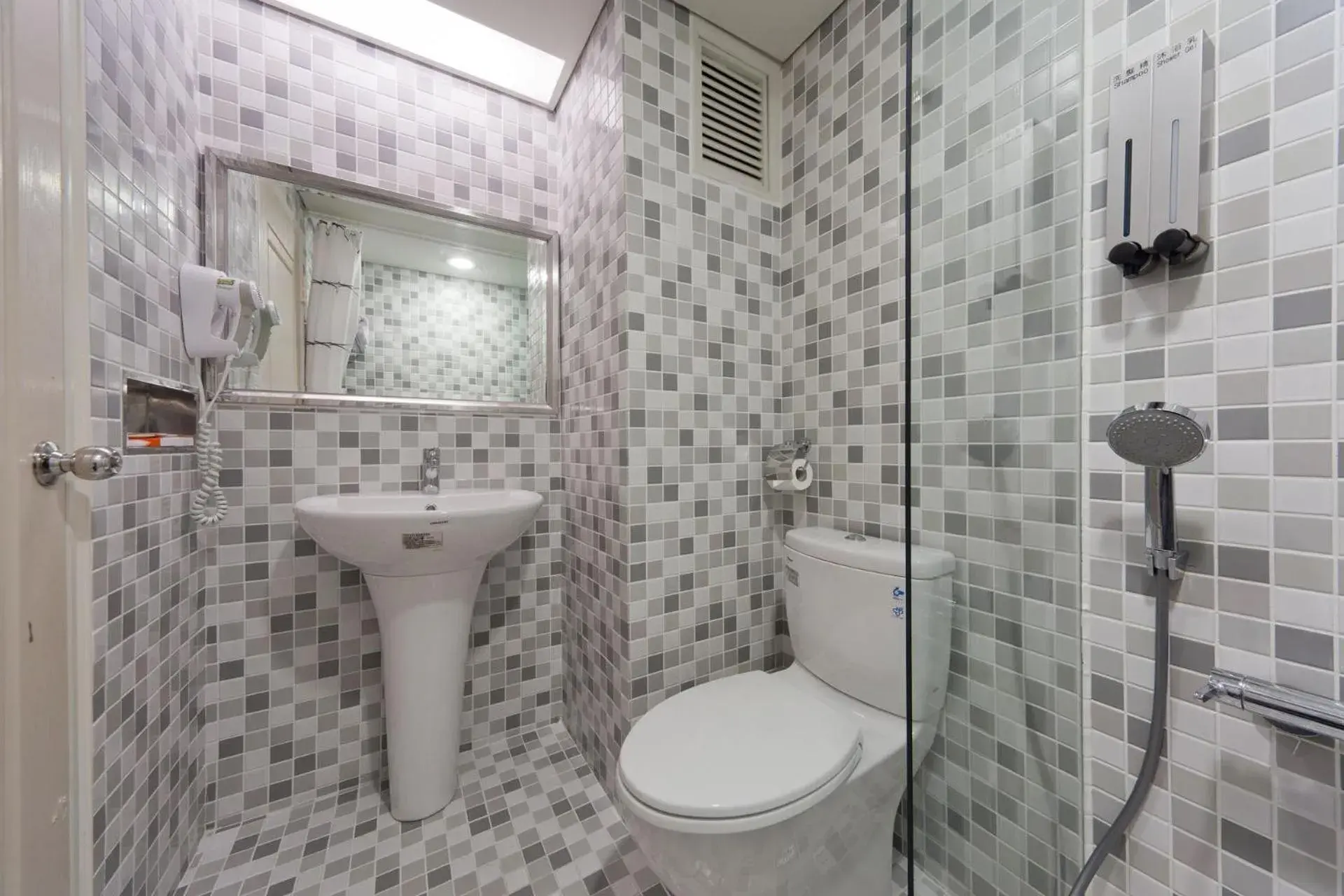 Shower in Harbor View Hotel Shower in Harbor View Hotel