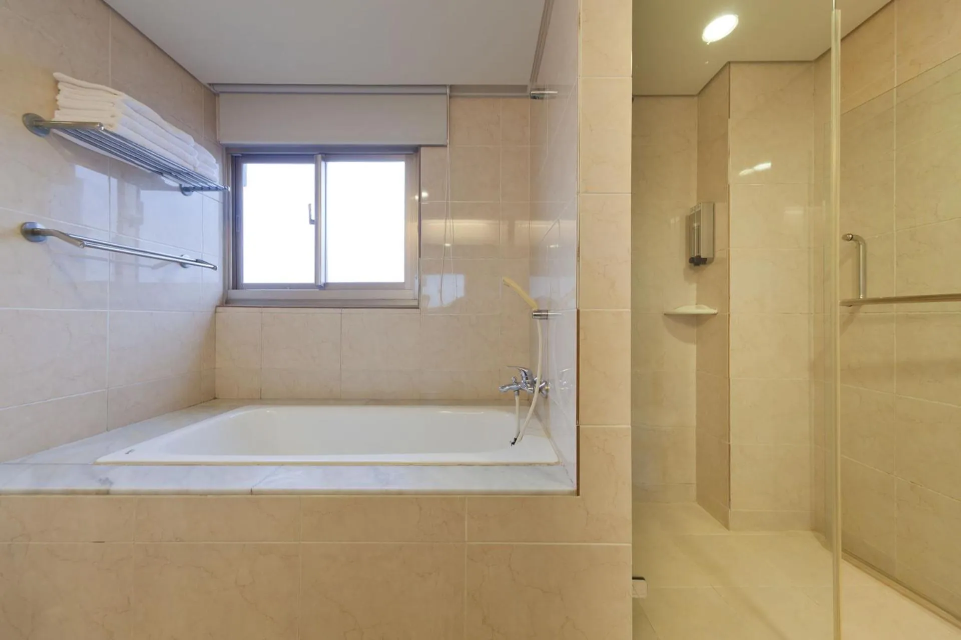 Shower in Harbor View Hotel