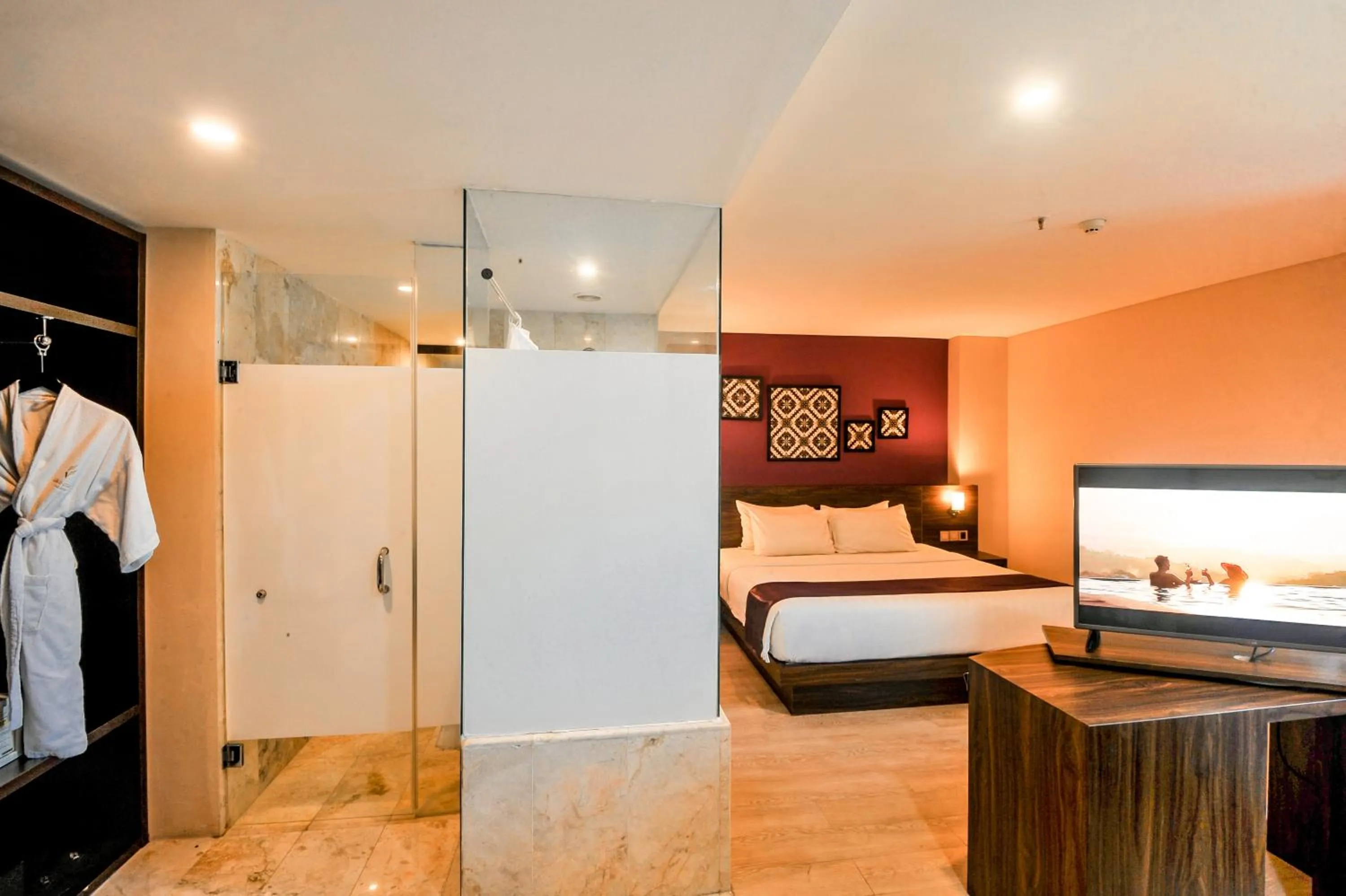 Photo of the whole room, Bed in Grand Edge Hotel Semarang