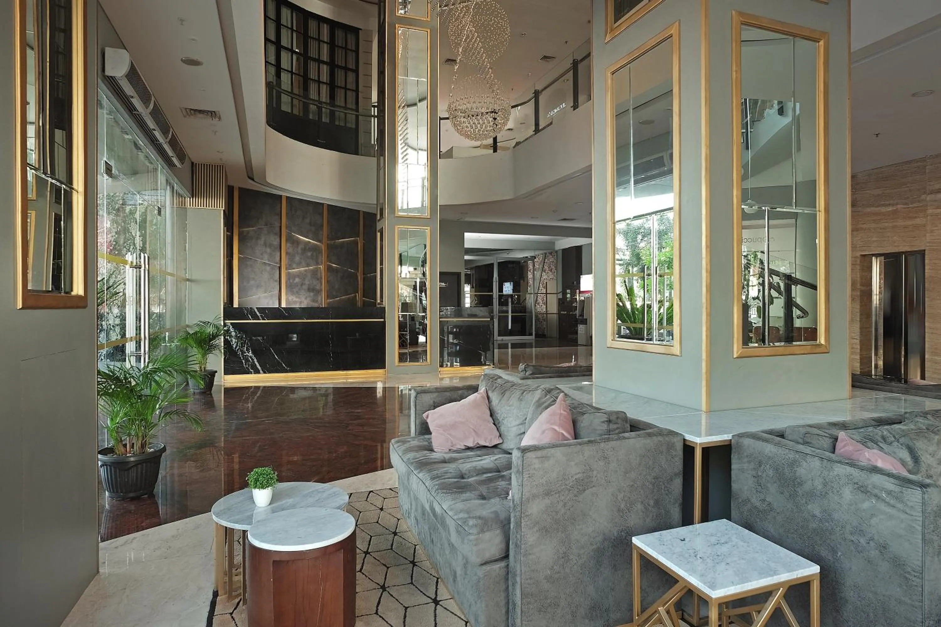 Lobby or reception in Grand Edge Hotel Semarang