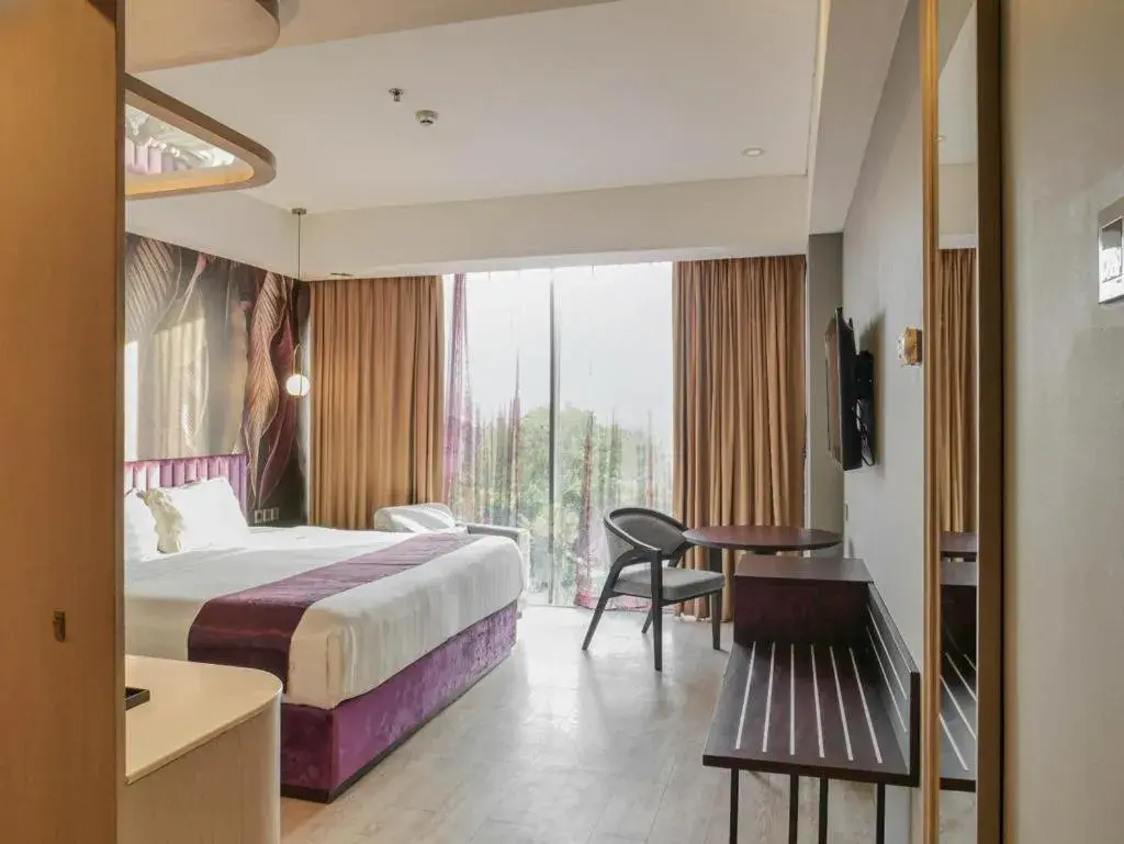 Bed in Grand Edge Hotel Semarang - CHSE Certified