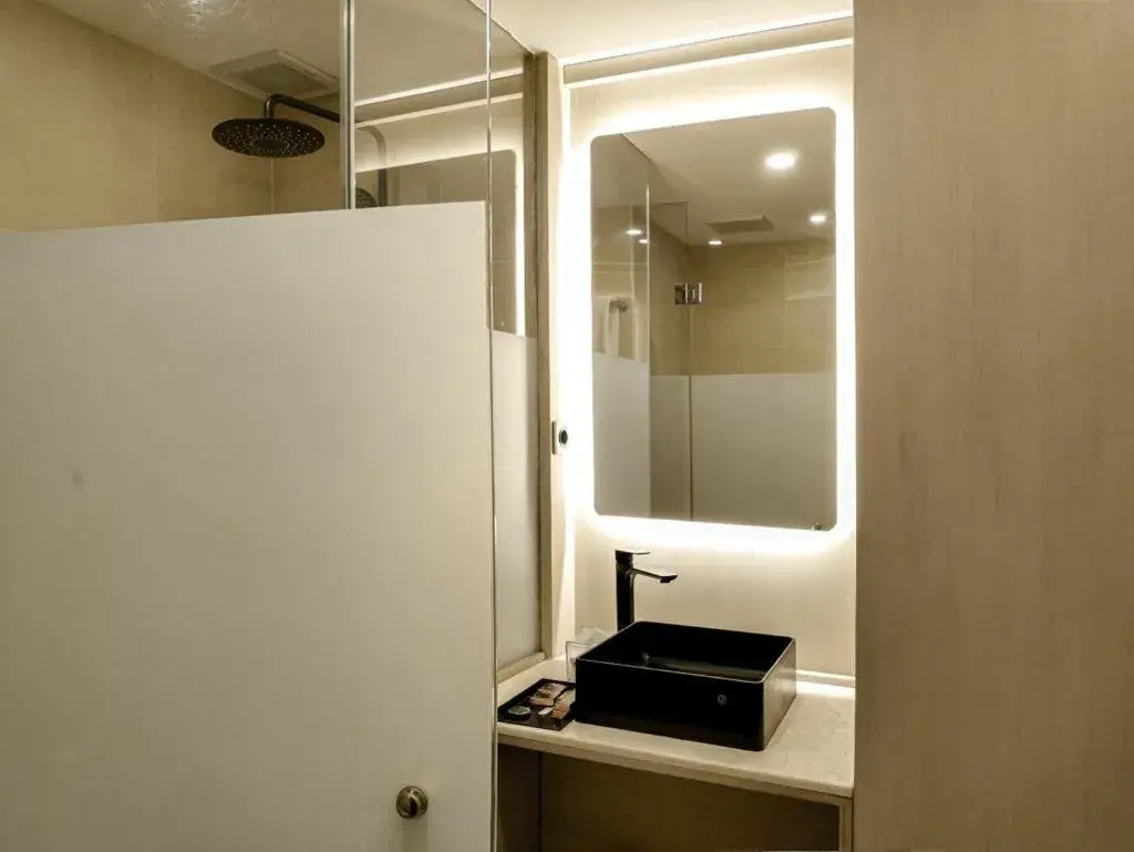 Shower, Bathroom in Grand Edge Hotel Semarang - CHSE Certified
