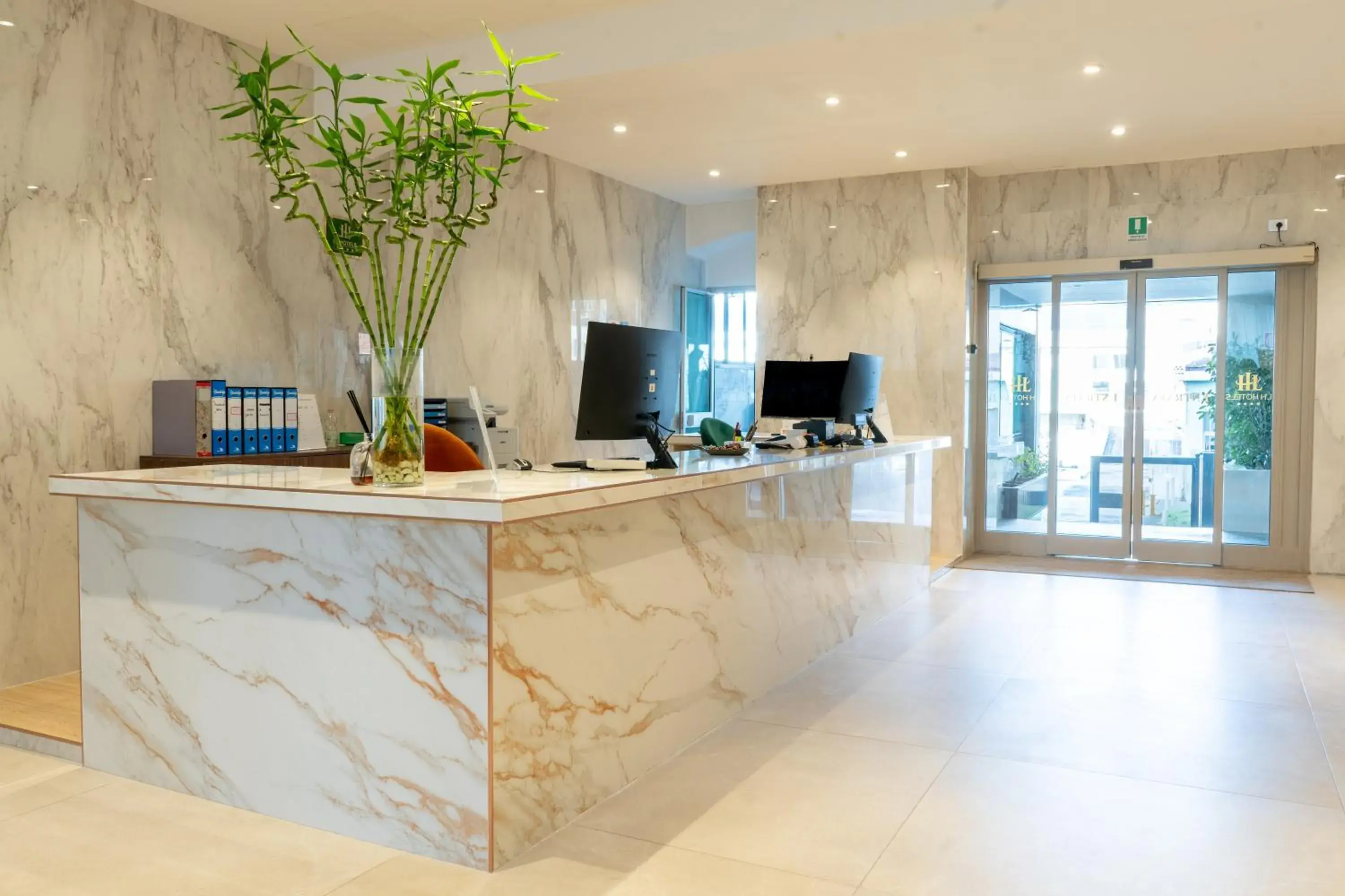 Lh HOTELS Lh HOTELS