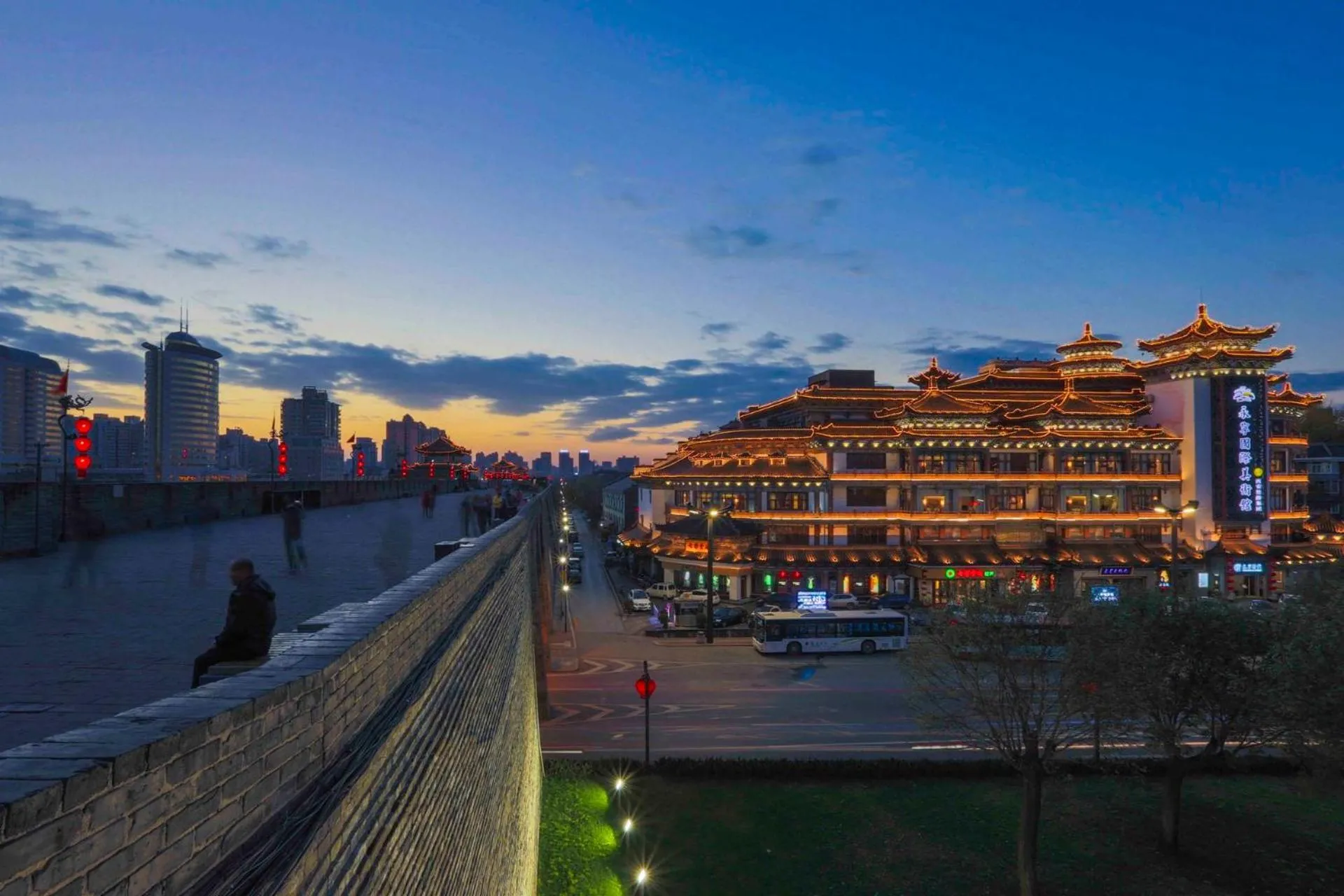 Xi'an Bell Tower Yongning Gate Orange Crystal Hotel