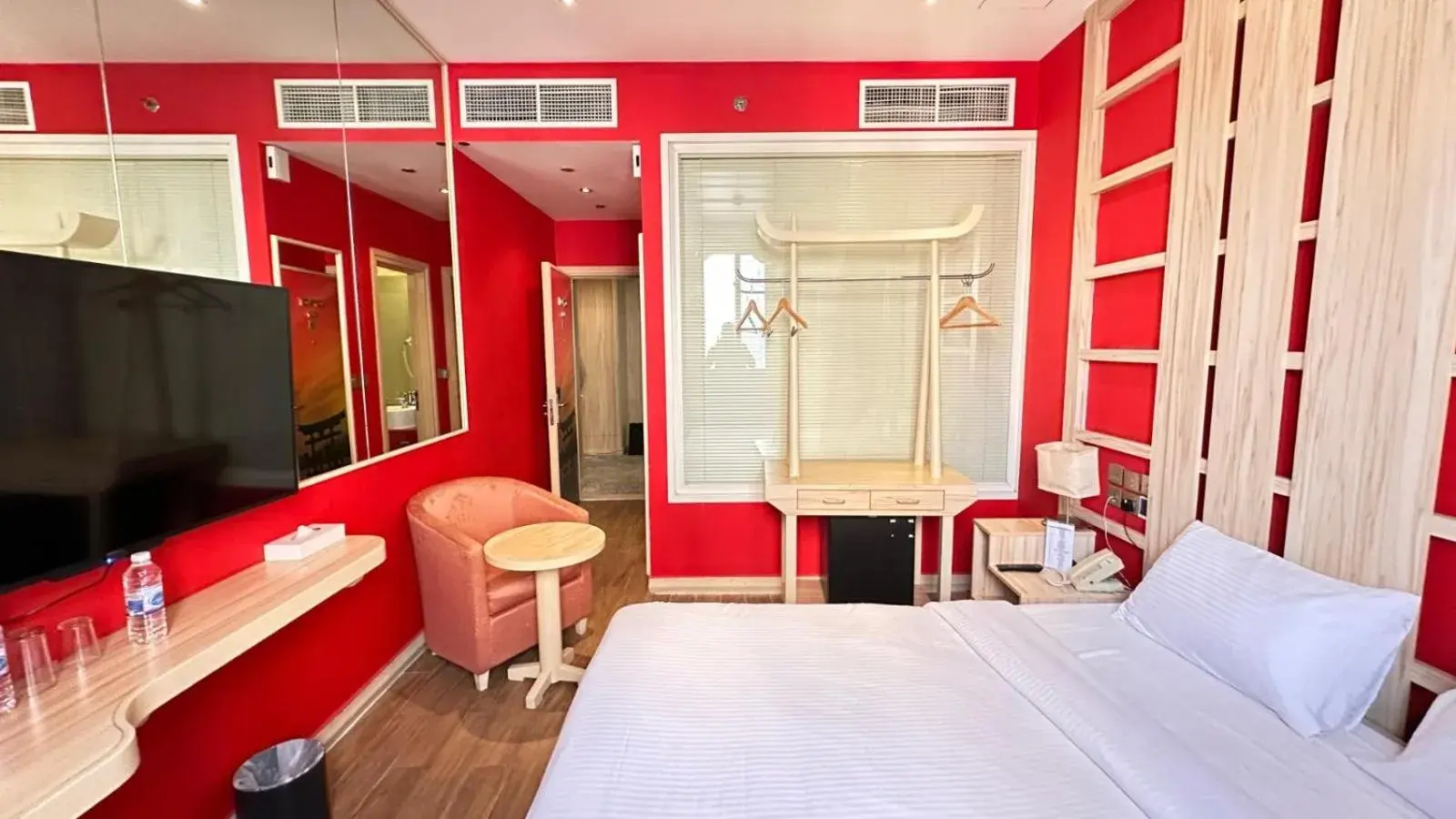 Photo of the whole room, Bed in Reflections Hotel Photo of the whole room, Bed in Reflections Hotel