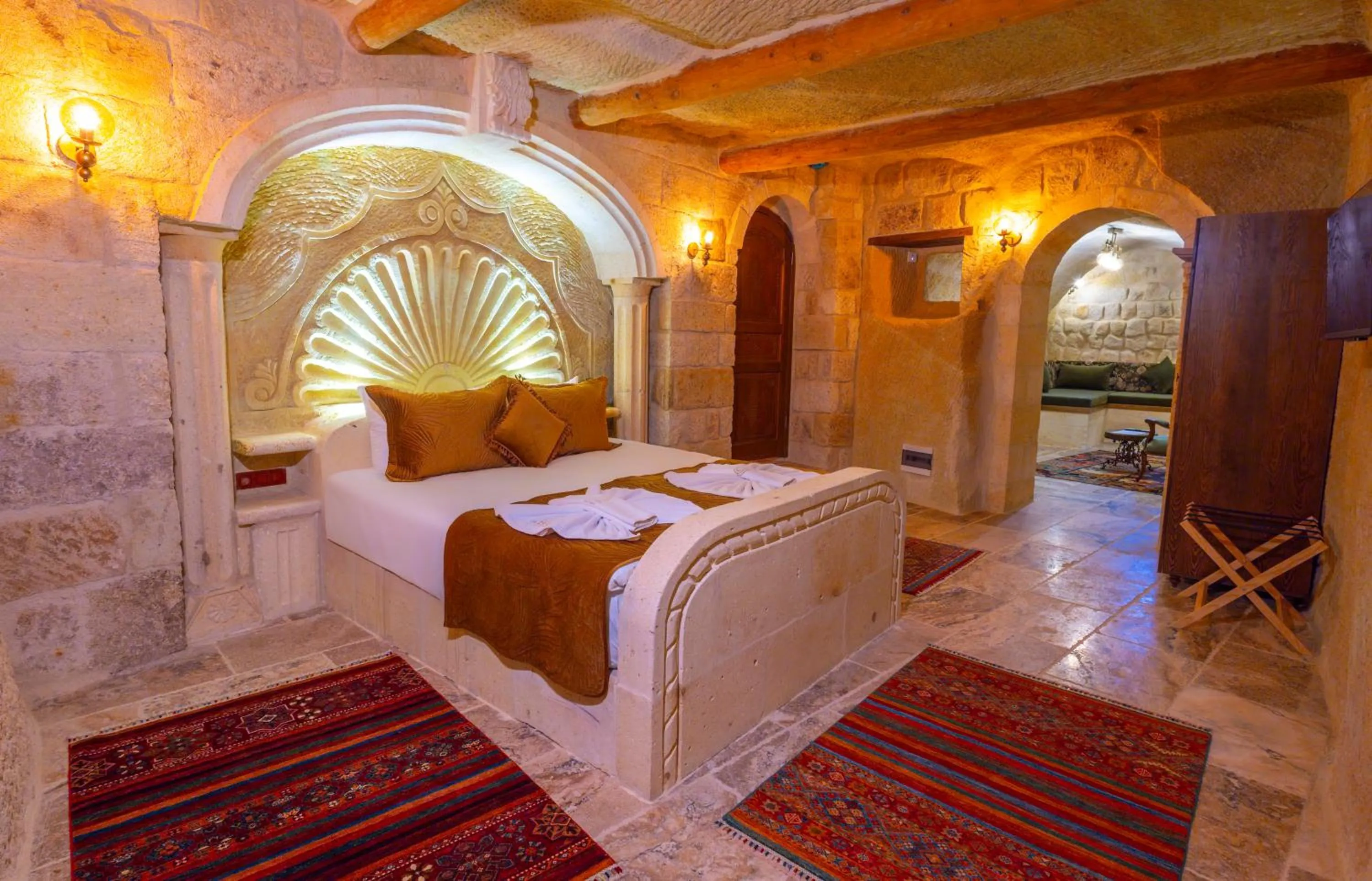 Photo of the whole room, Bed in Lagoon Cave Suites