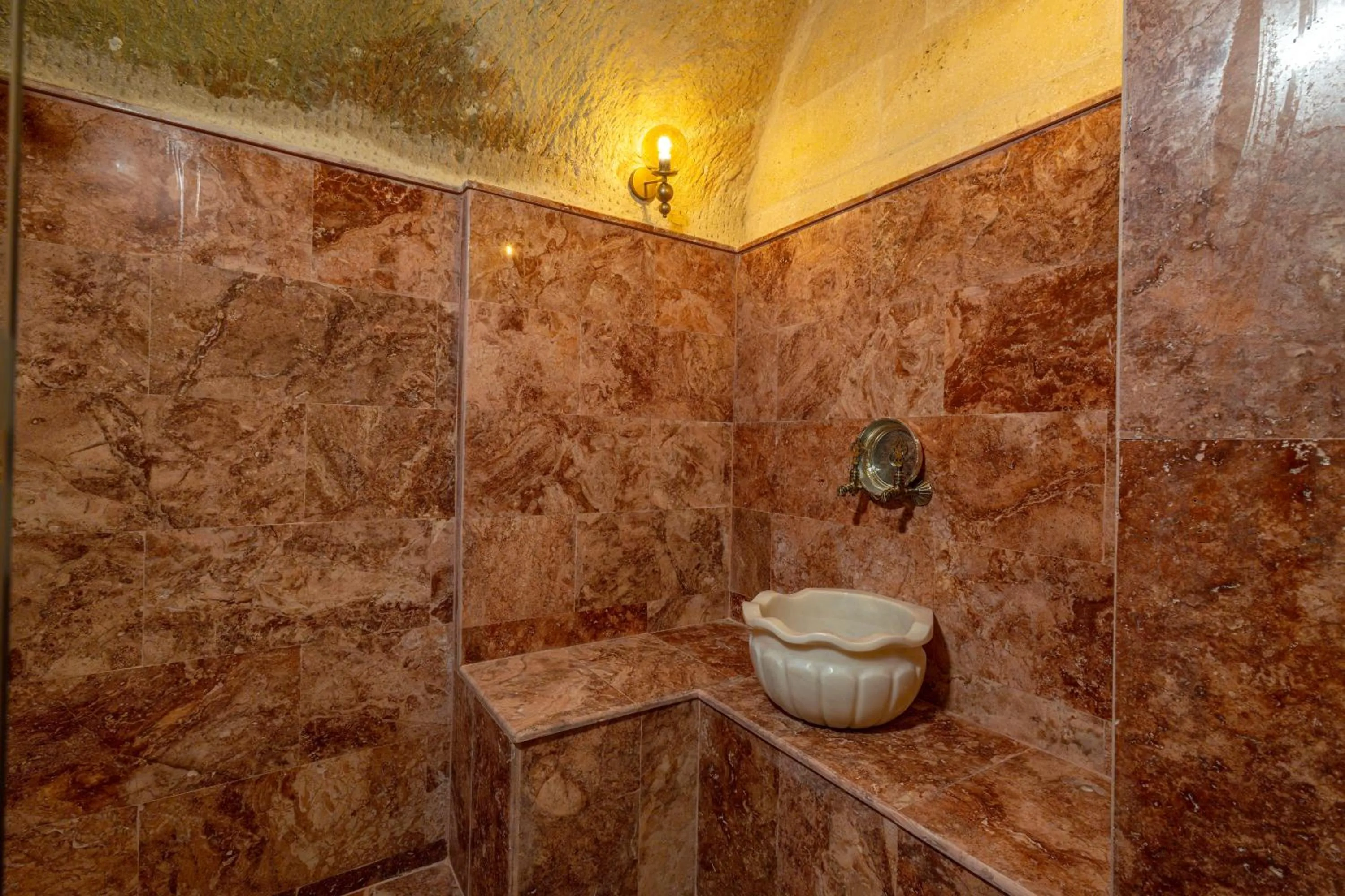 Public Bath in Lagoon Cave Suites