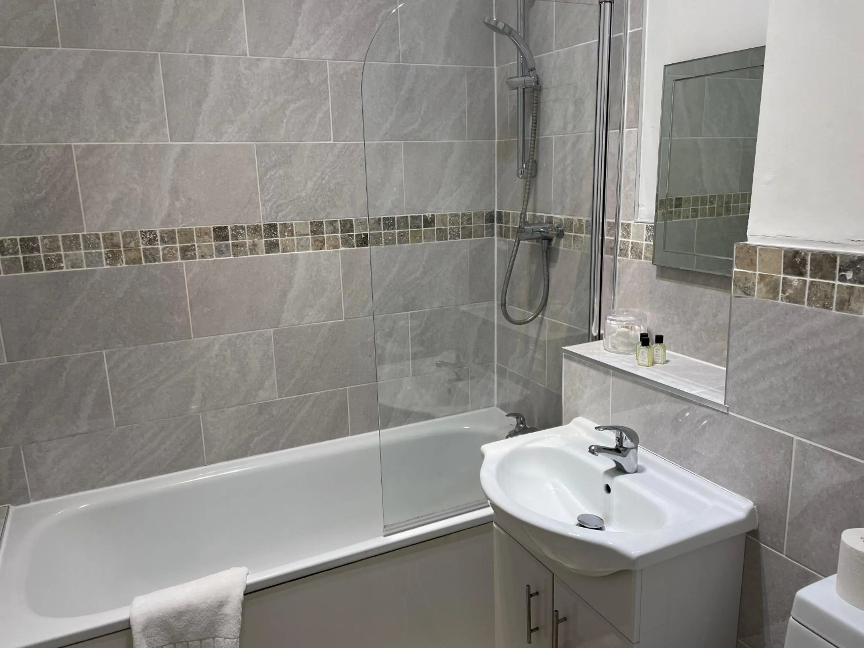 Shower in Number 10 service apartment - Danes