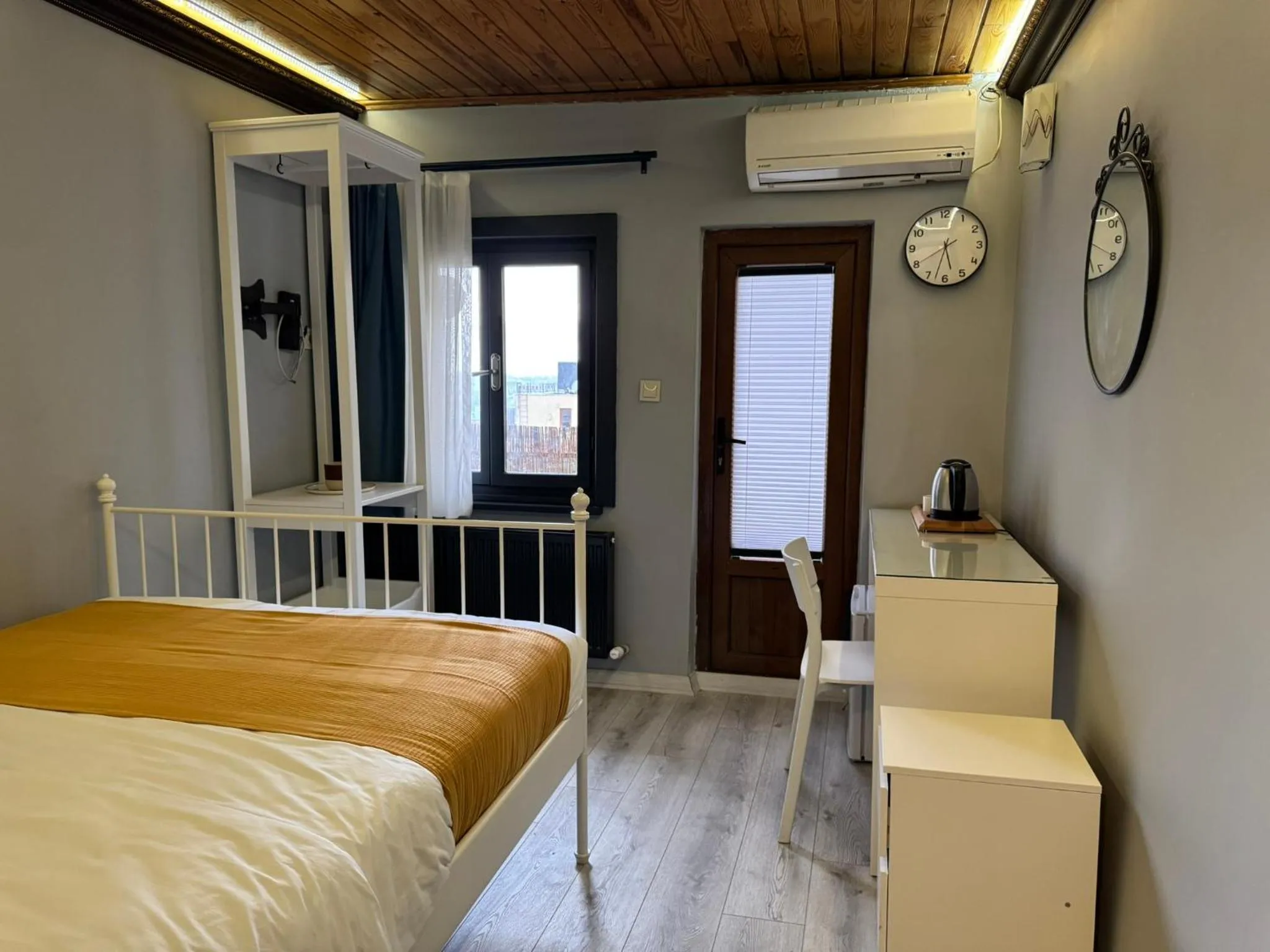 Bedroom, Bed in White Inn Taksim