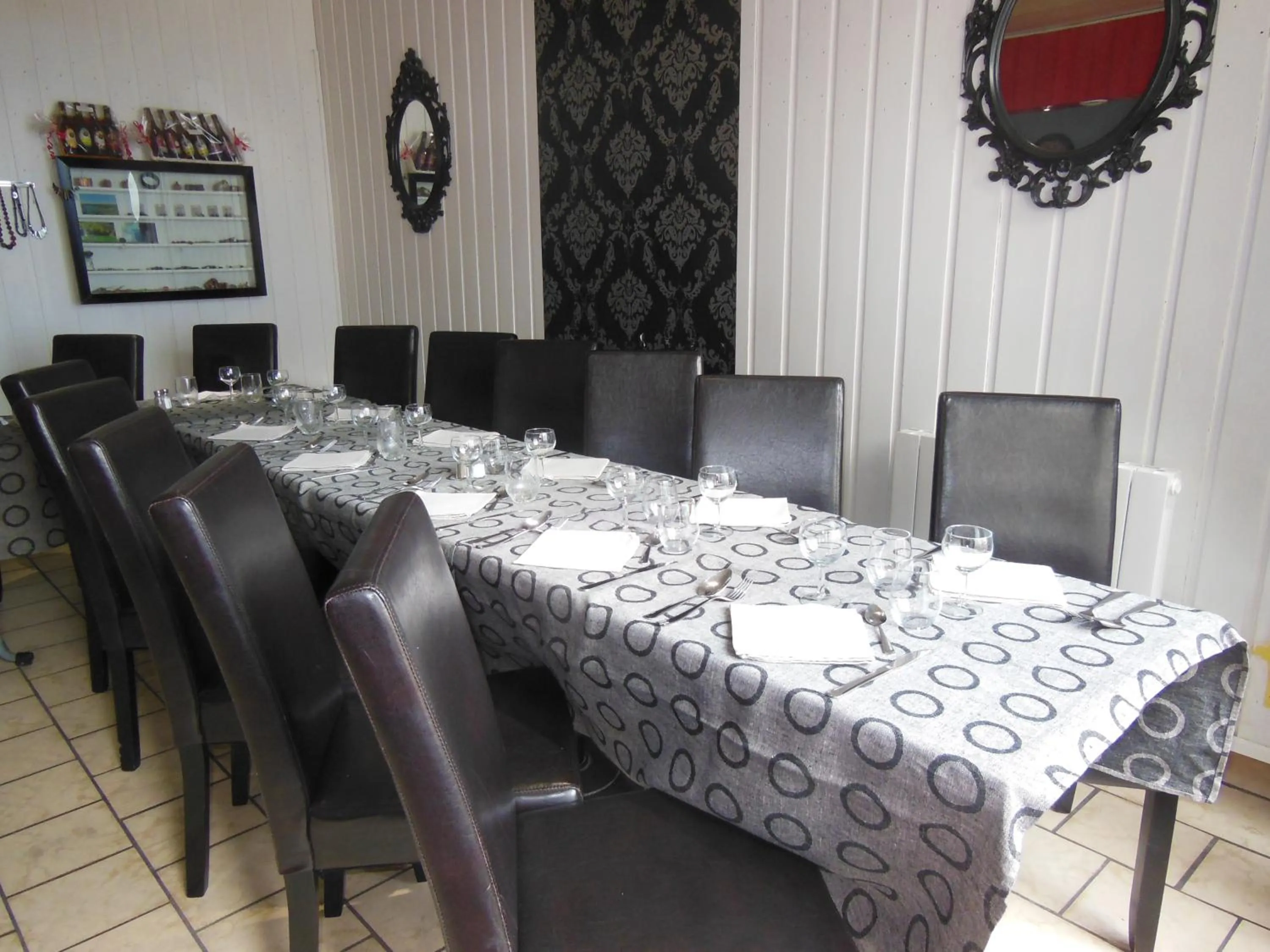 Restaurant/places to eat in Hôtel Le Mélèze