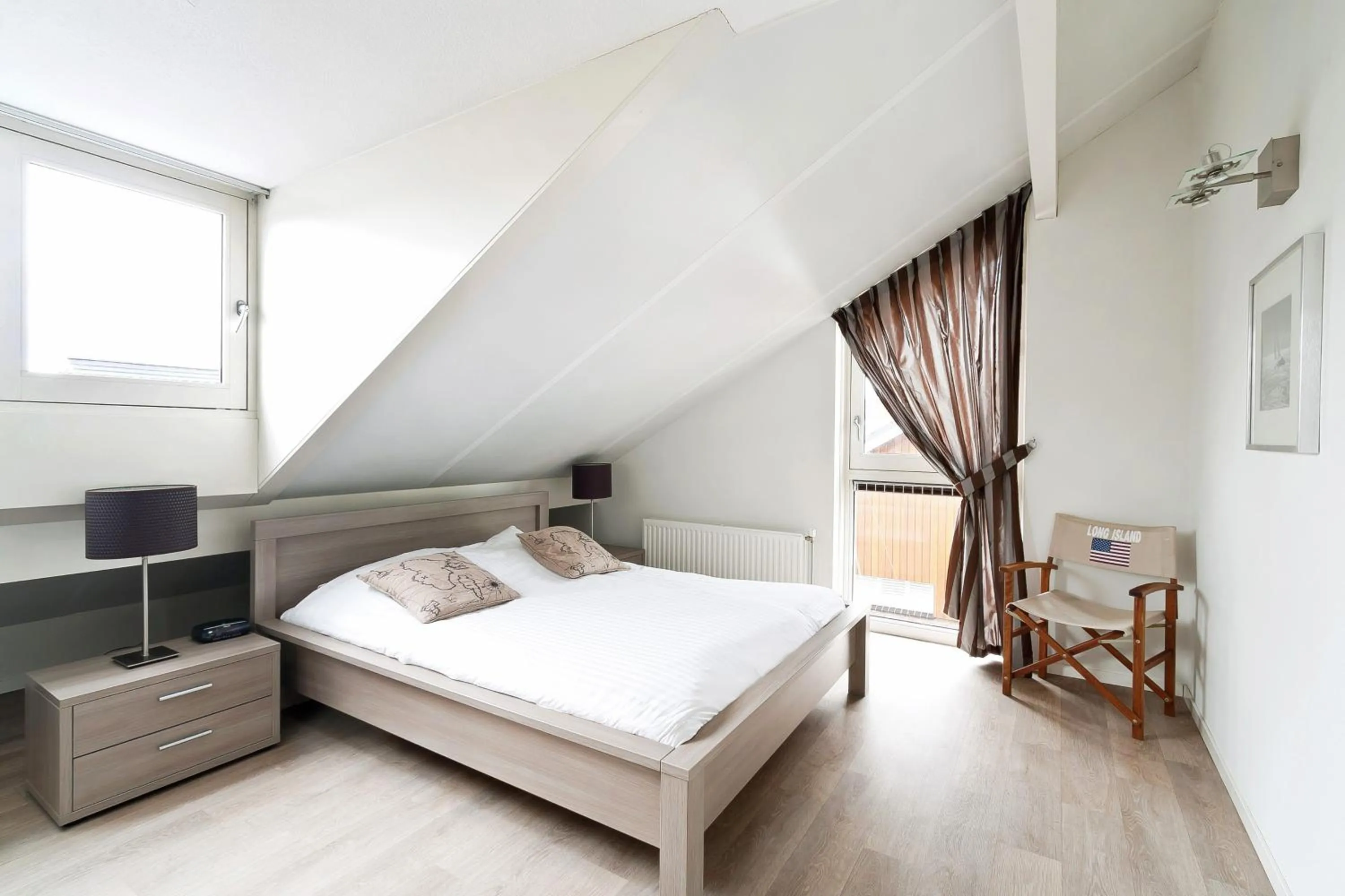 Bed in Boathouse Suburban Amsterdam