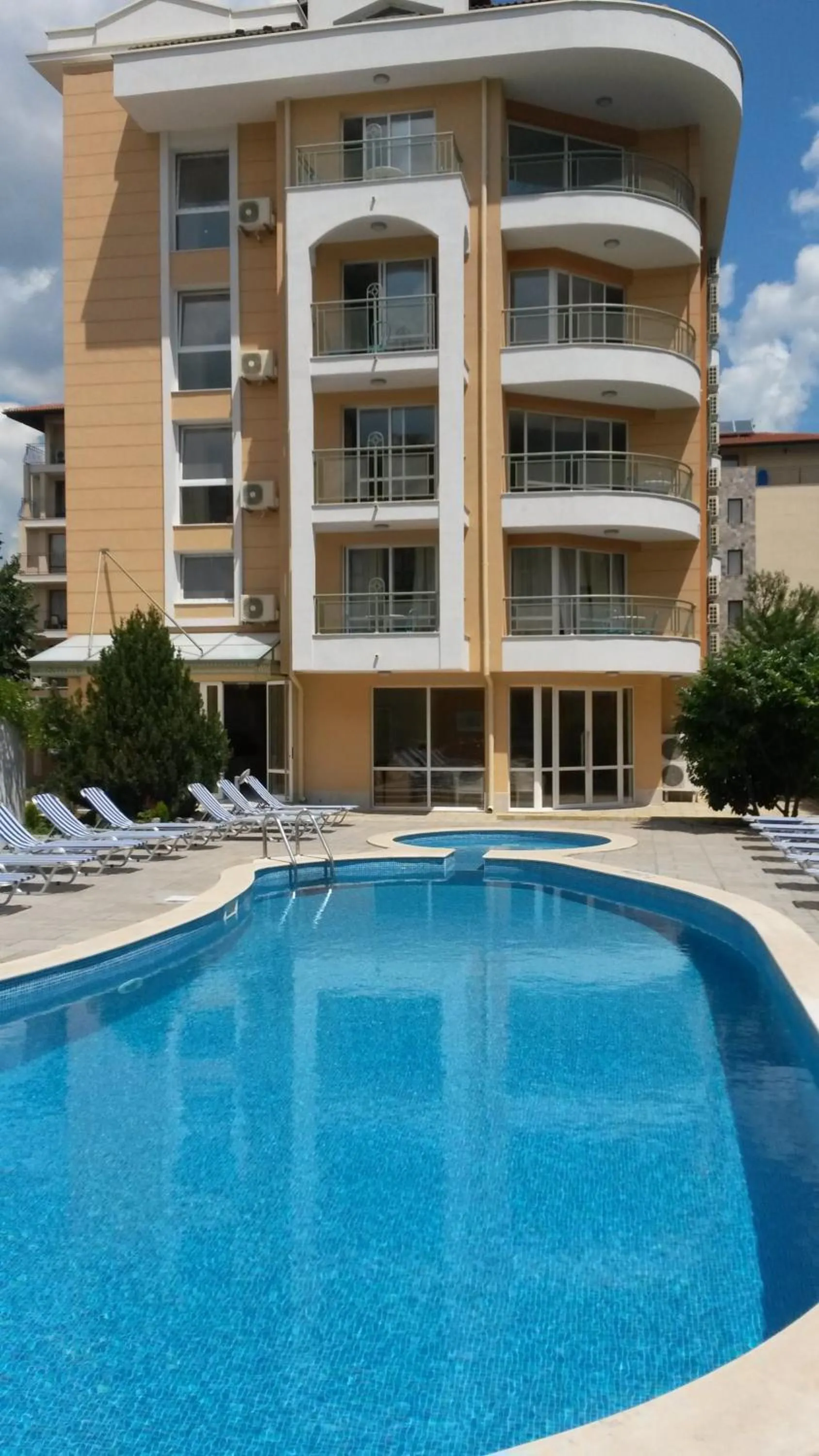 Swimming pool in Sunny Residence complex