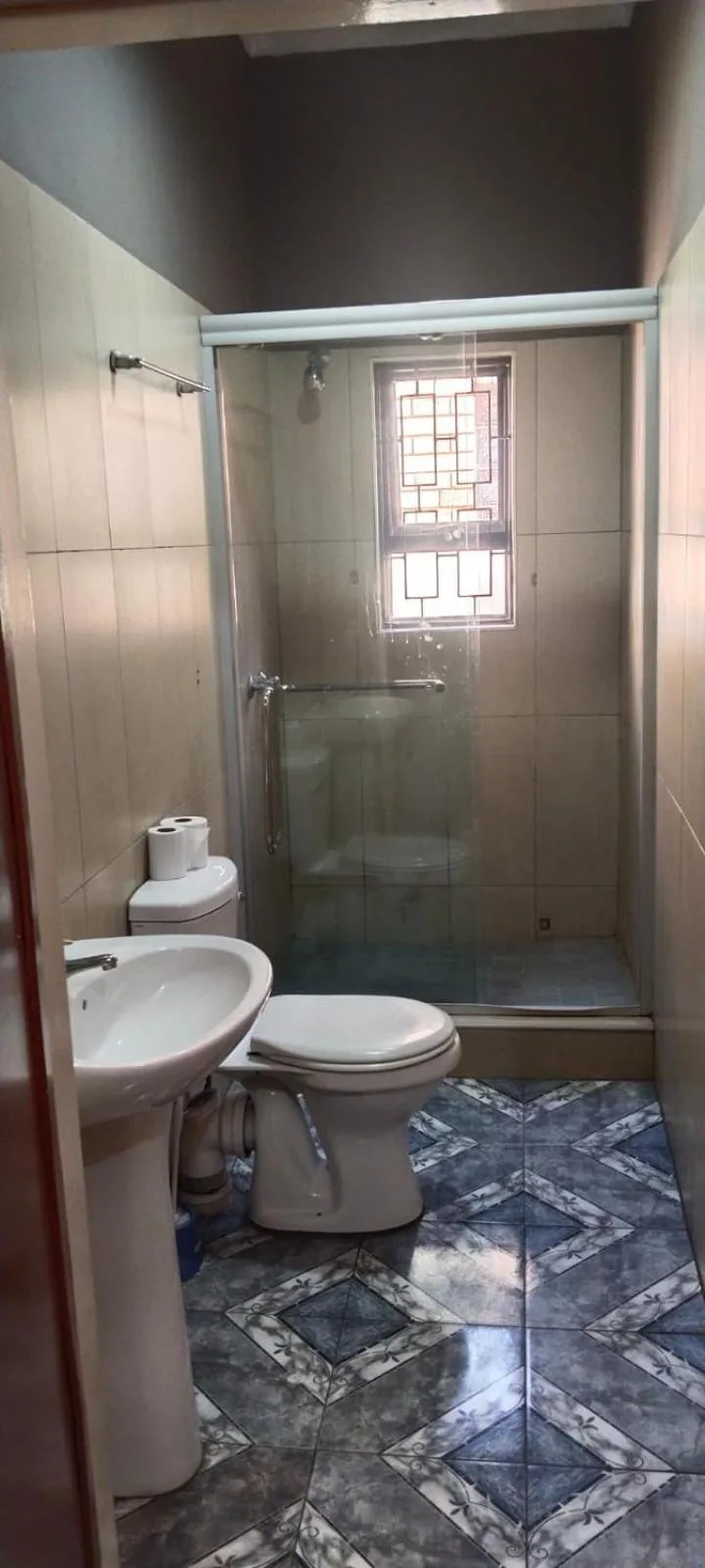 Shower in G&G Guesthouse